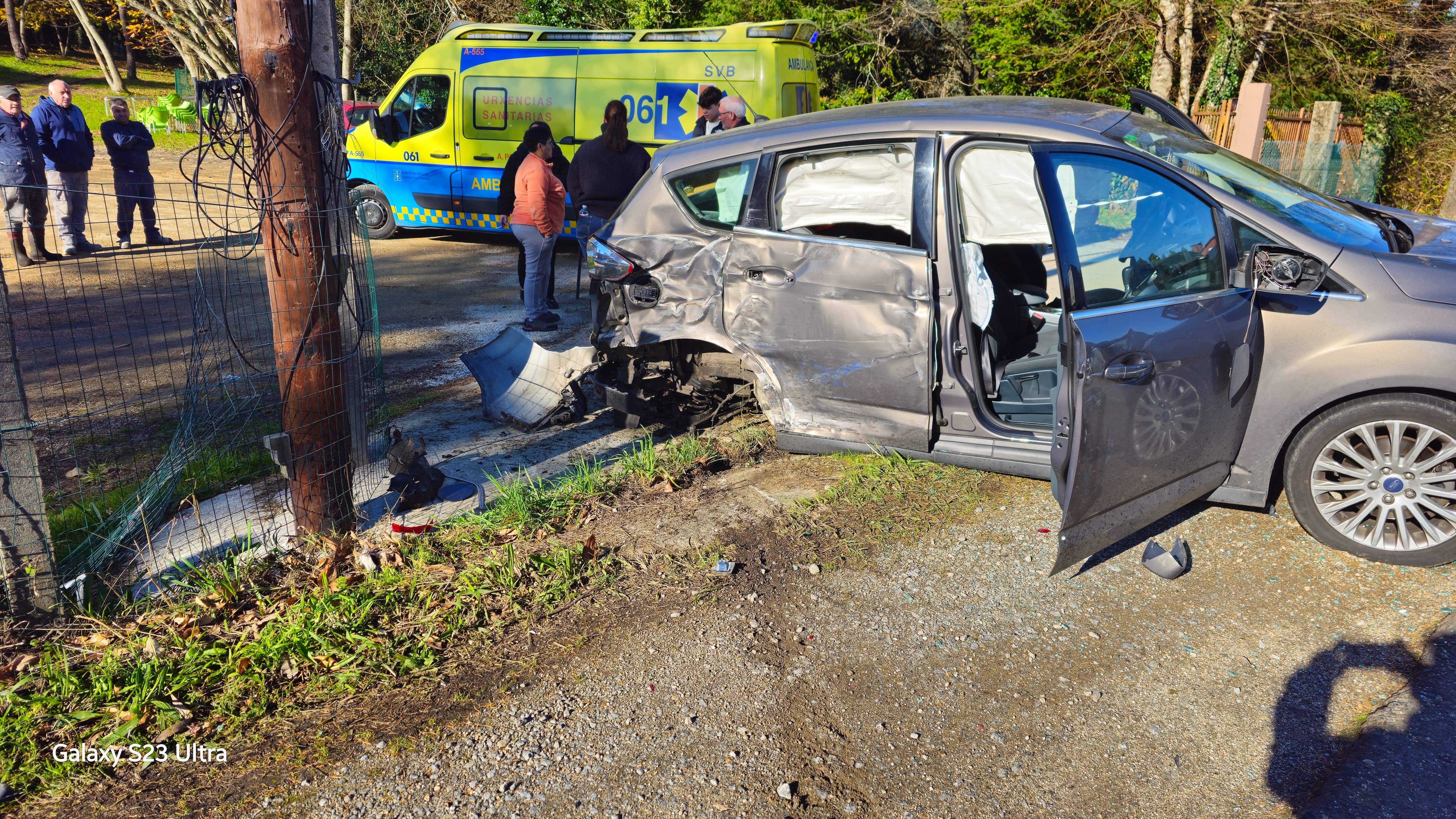 Turismo implicado en el accidente en Cuntis