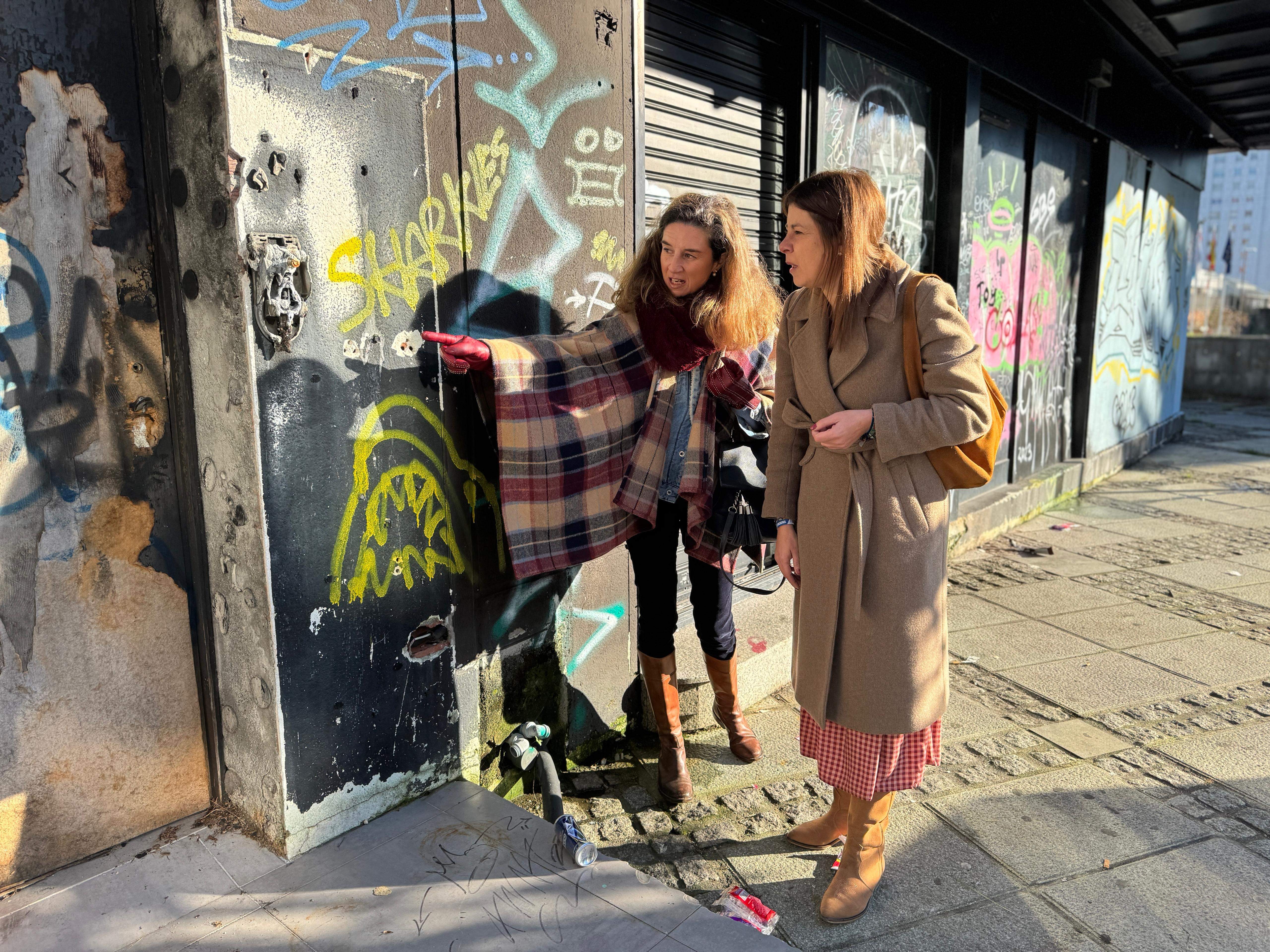 Las concejalas del PP Silvia Junco y Beatriz Rey en la cafetería de la Plaza de la Libertad