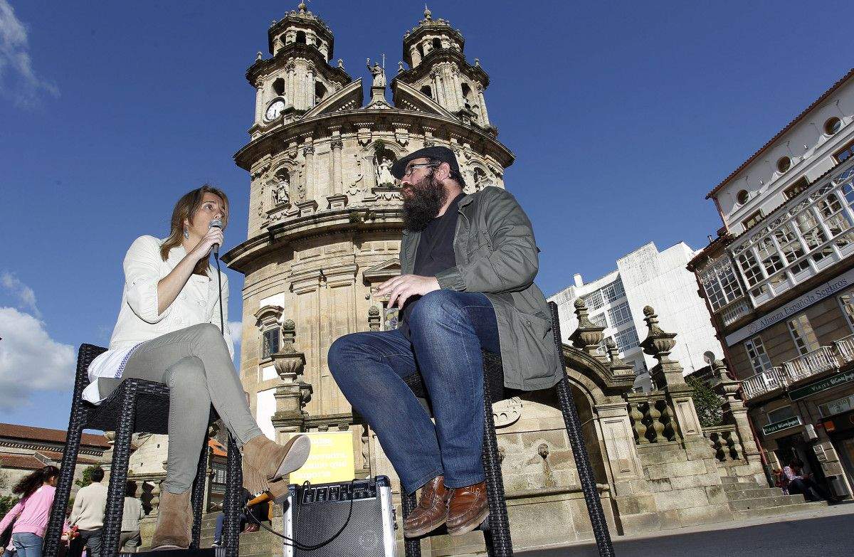 Rodrigo Cota entrevista en la calle a María Biempica