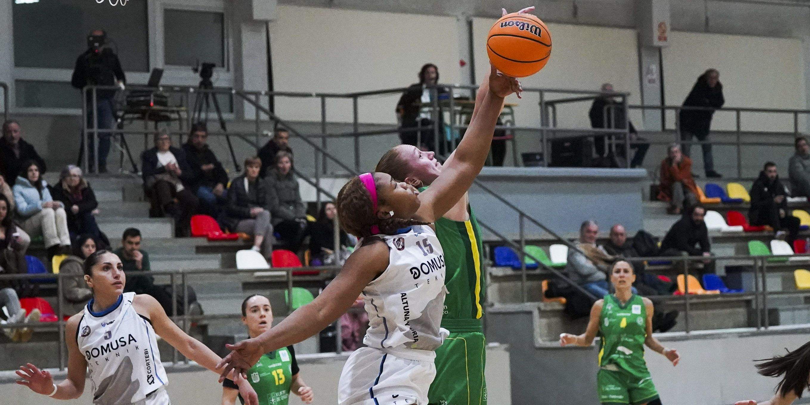 Partido entre Club Baloncesto Arxil y Domusa Teknik ISB en el CGTD