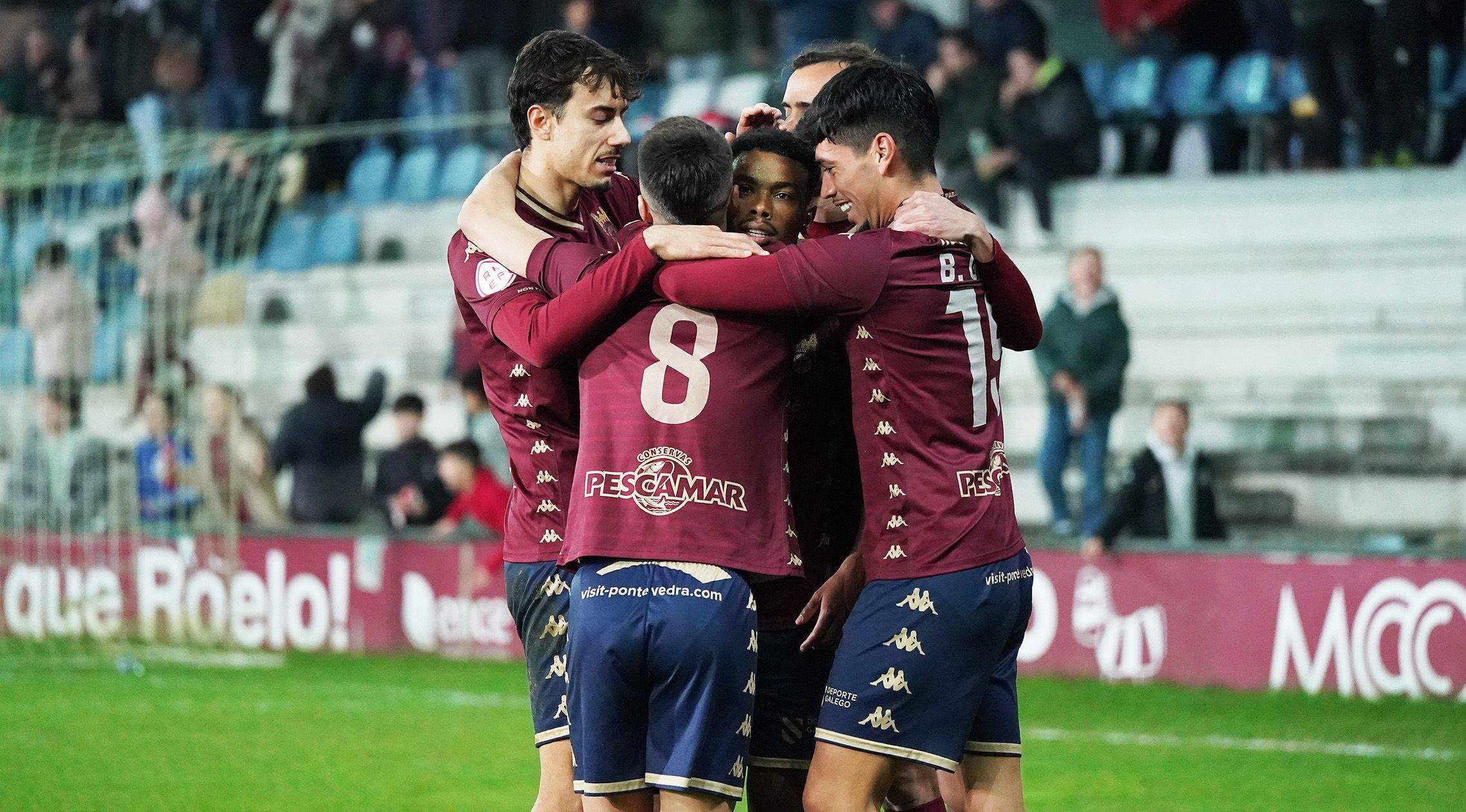 Jugadores del Pontevedra celebran uno de los goles