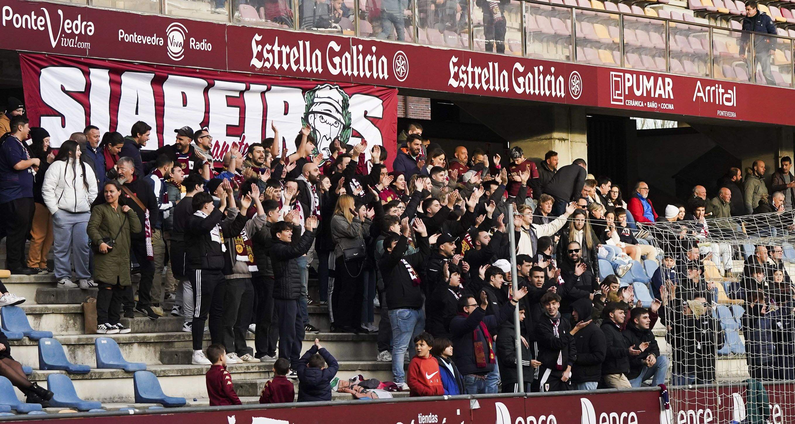 Partido entre Pontevedra CF e Gimnástica de Torrelavega en Pasarón Partido entre Pontevedra CF e Gimnástica de Torrelavega en Pasarón