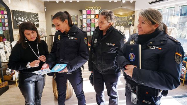 Policías da Unidade de Participación Cidadá reparten información da campaña 'Comercio Seguro' Policías da Unidade de Participación Cidadá reparten información da campaña 'Comercio Seguro'