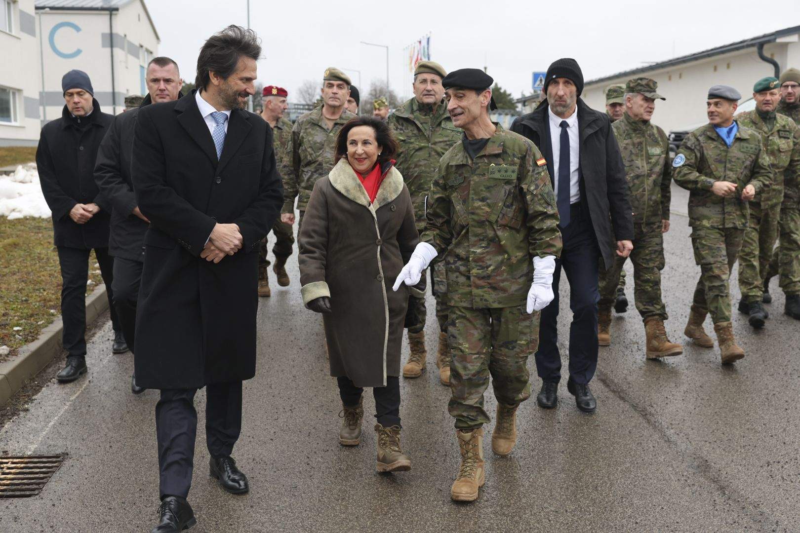 Margarita Robles visita o continxente español despregado en Eslovaquia