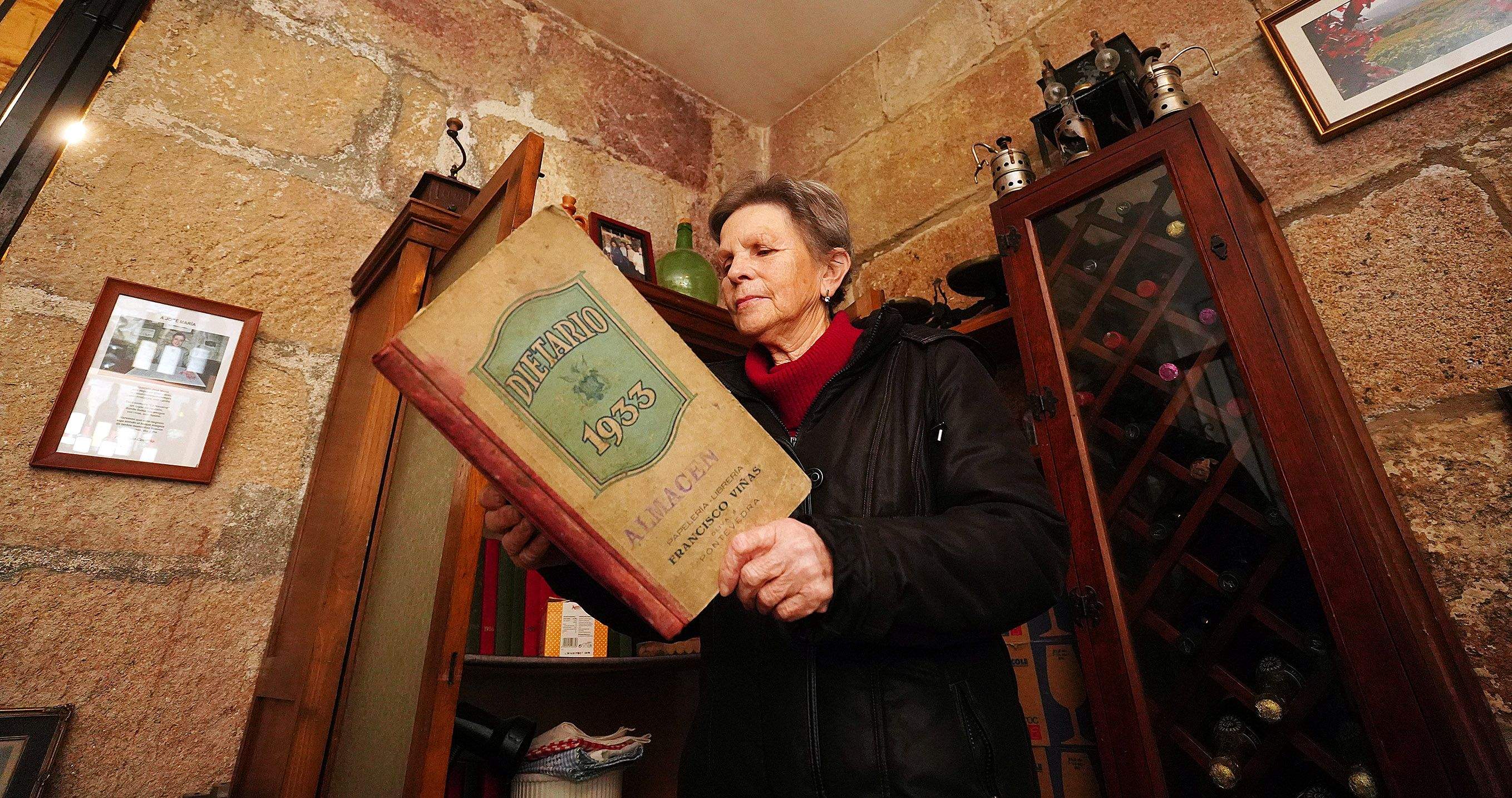 Milagros Guzmán sostiene el dietario más antiguo que se conserva La Navarra