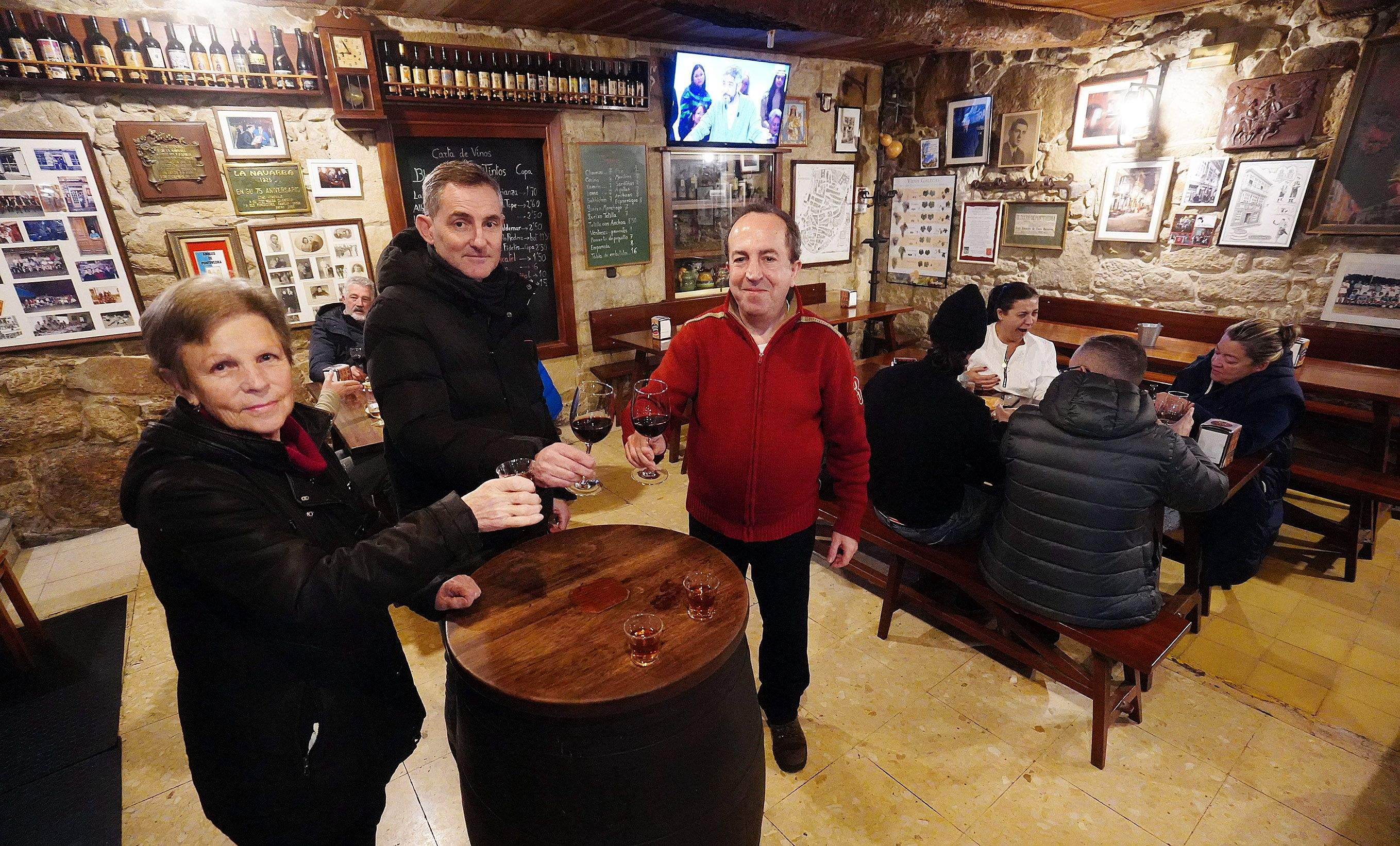 Milagros Guzmán, Chema Ureta y Rafael Fernández brindan por el centenario de La Navarra