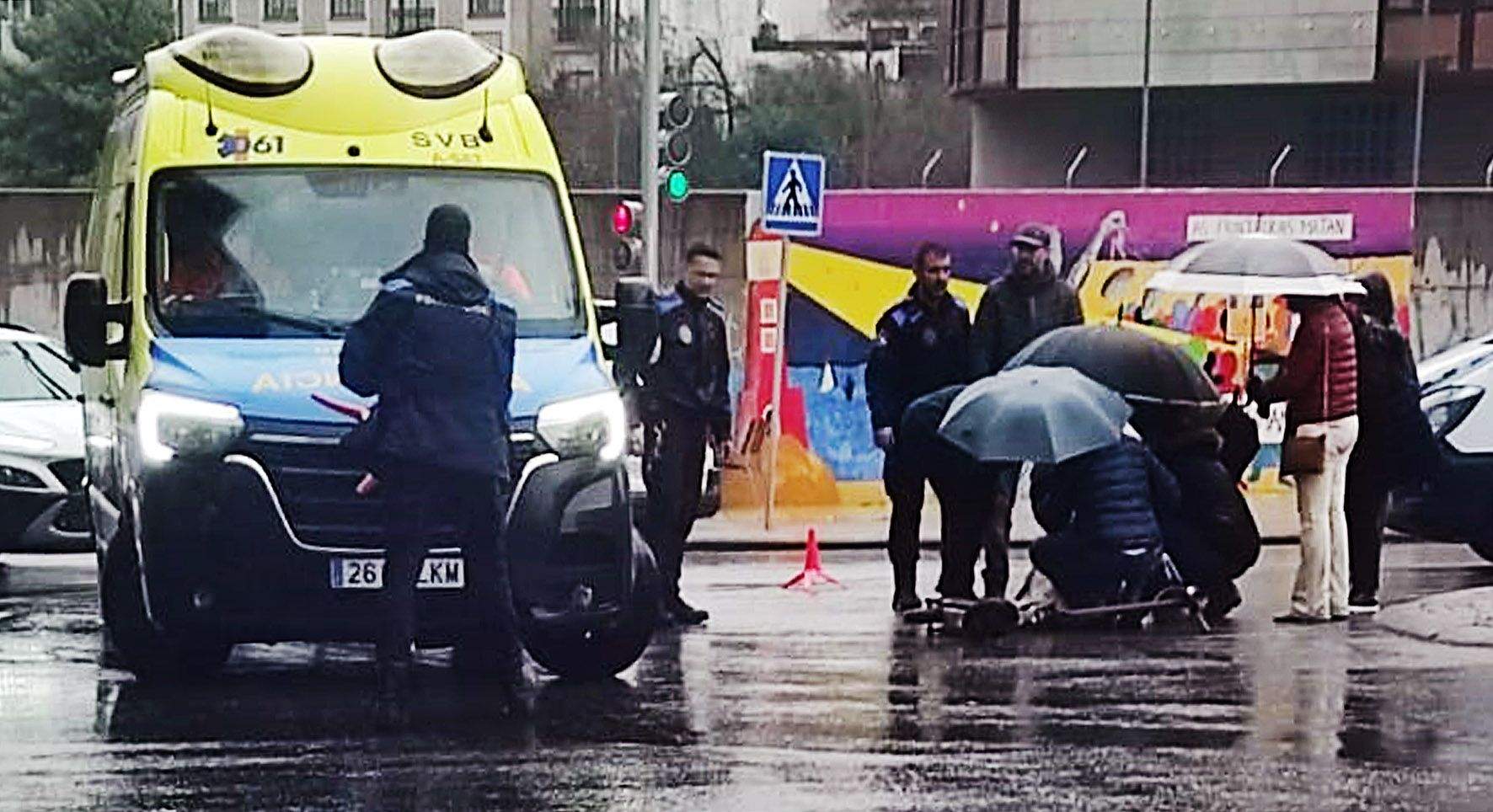 Accidente entre un patinete eléctrico y un turismo