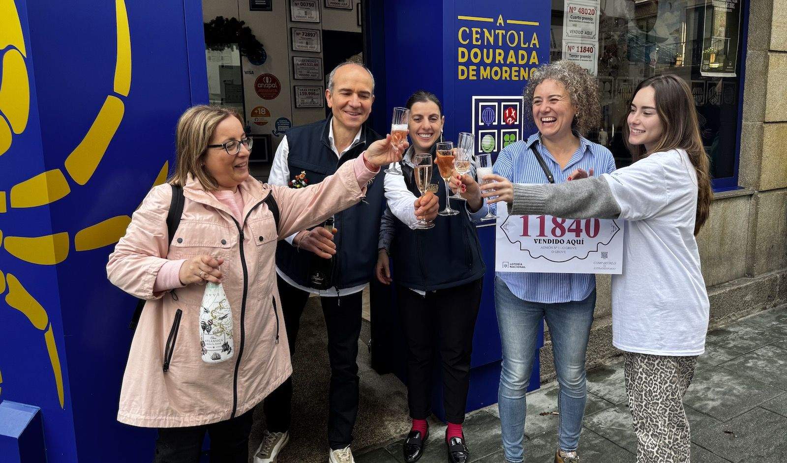 Celebración en O Grove con el tercer premio de la Lotería de Navidad