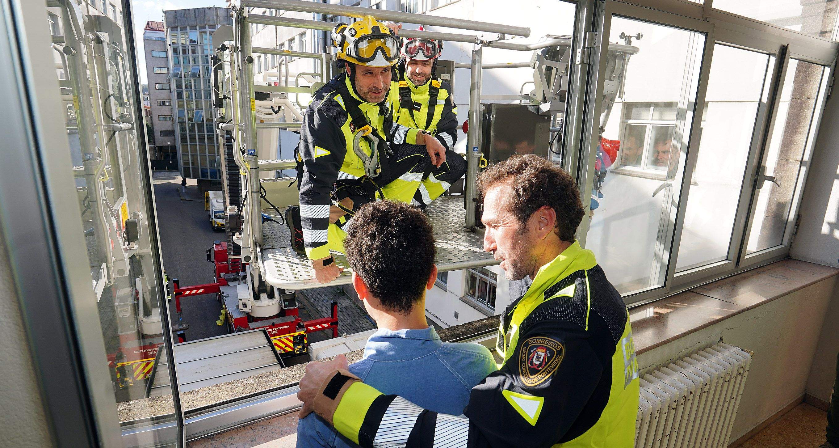 Os Bombeiros de Pontevedra visitan os nenos ingresados no Hospital Provincial