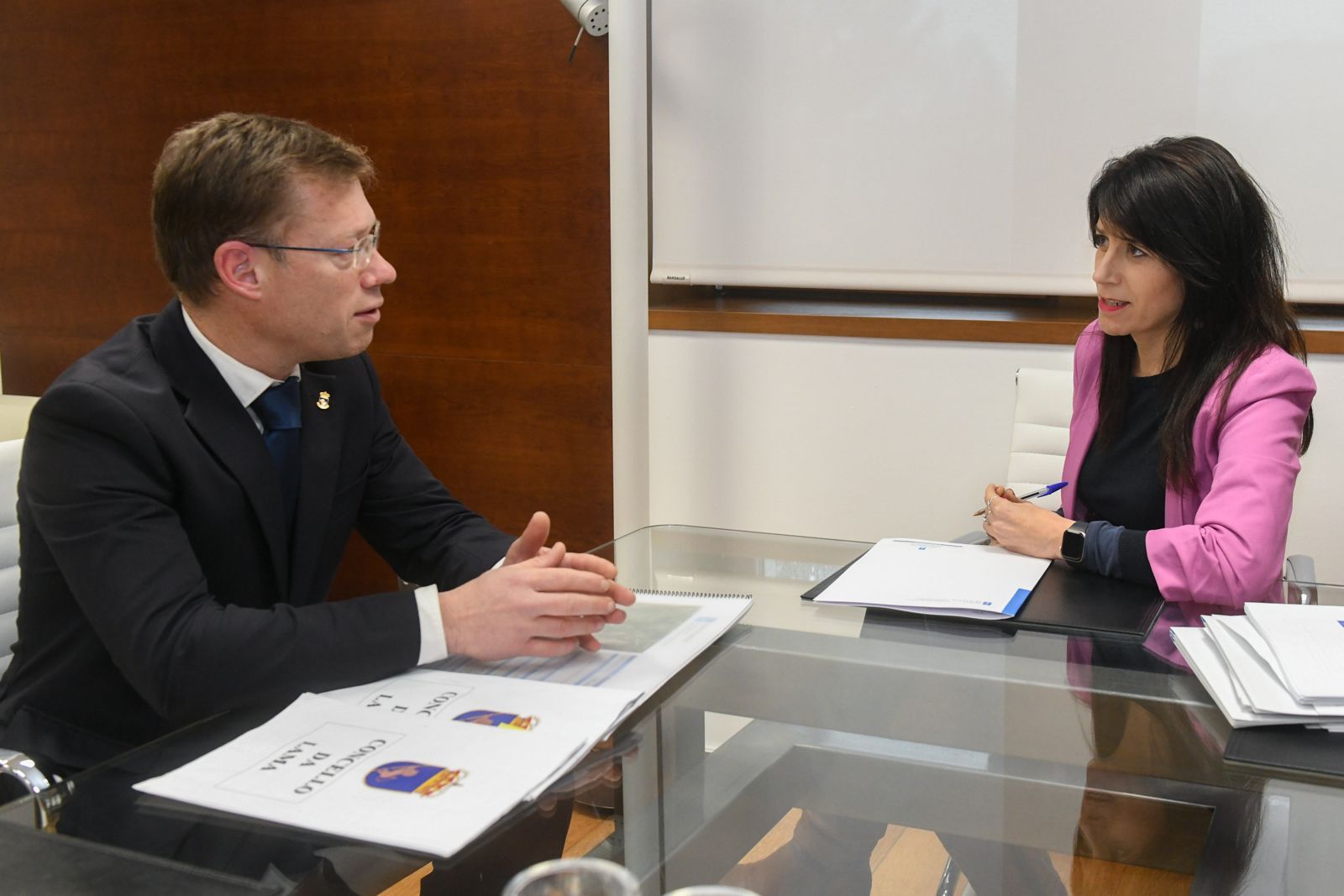 Reunión de David Carrera con la conselleira María Martínez Allegue