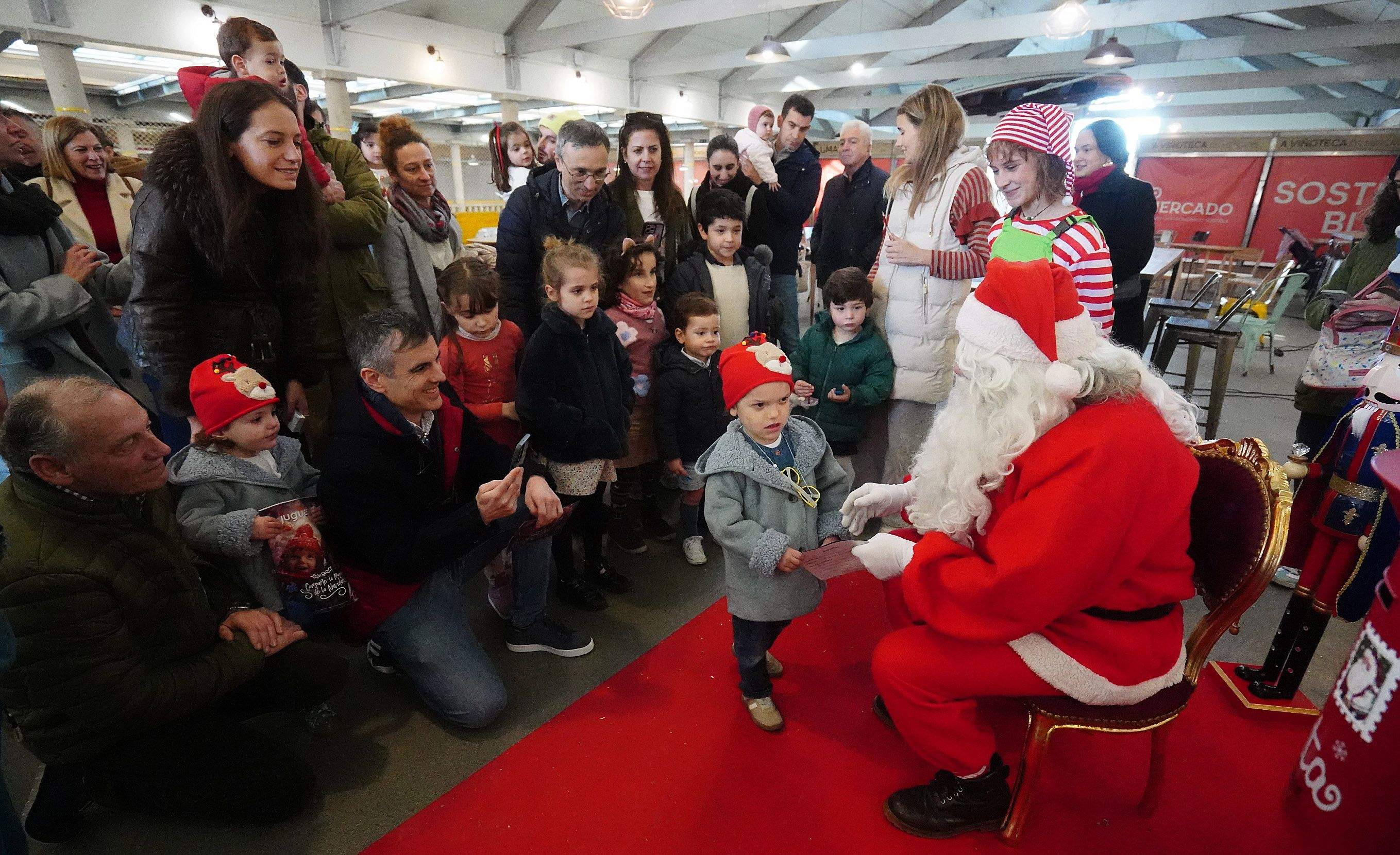 Papá Noel visita o mercado de abastos de Pontevedra Papá Noel visita o mercado de abastos de Pontevedra