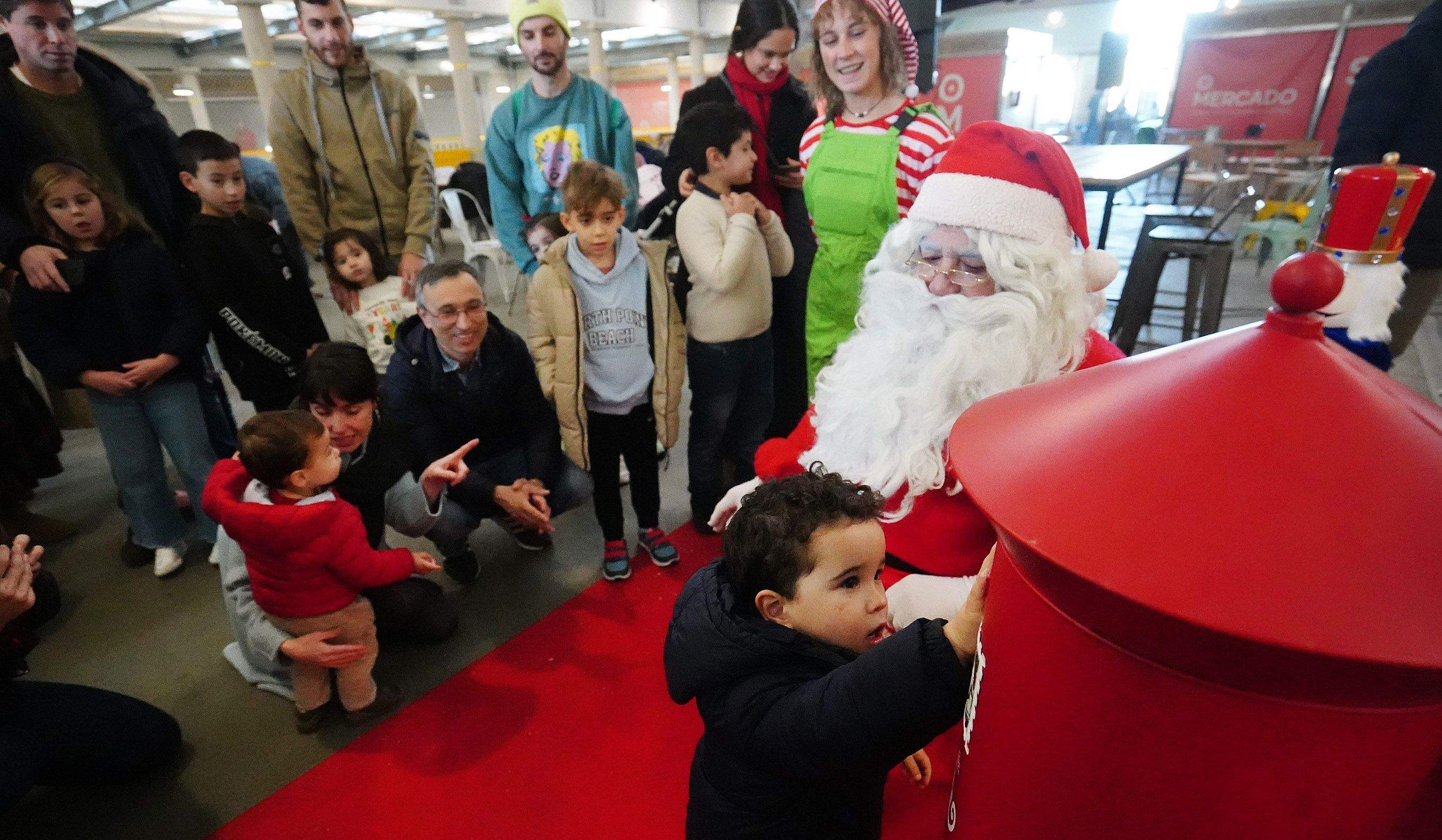 Papá Noel visita o mercado de abastos de Pontevedra Papá Noel visita o mercado de abastos de Pontevedra