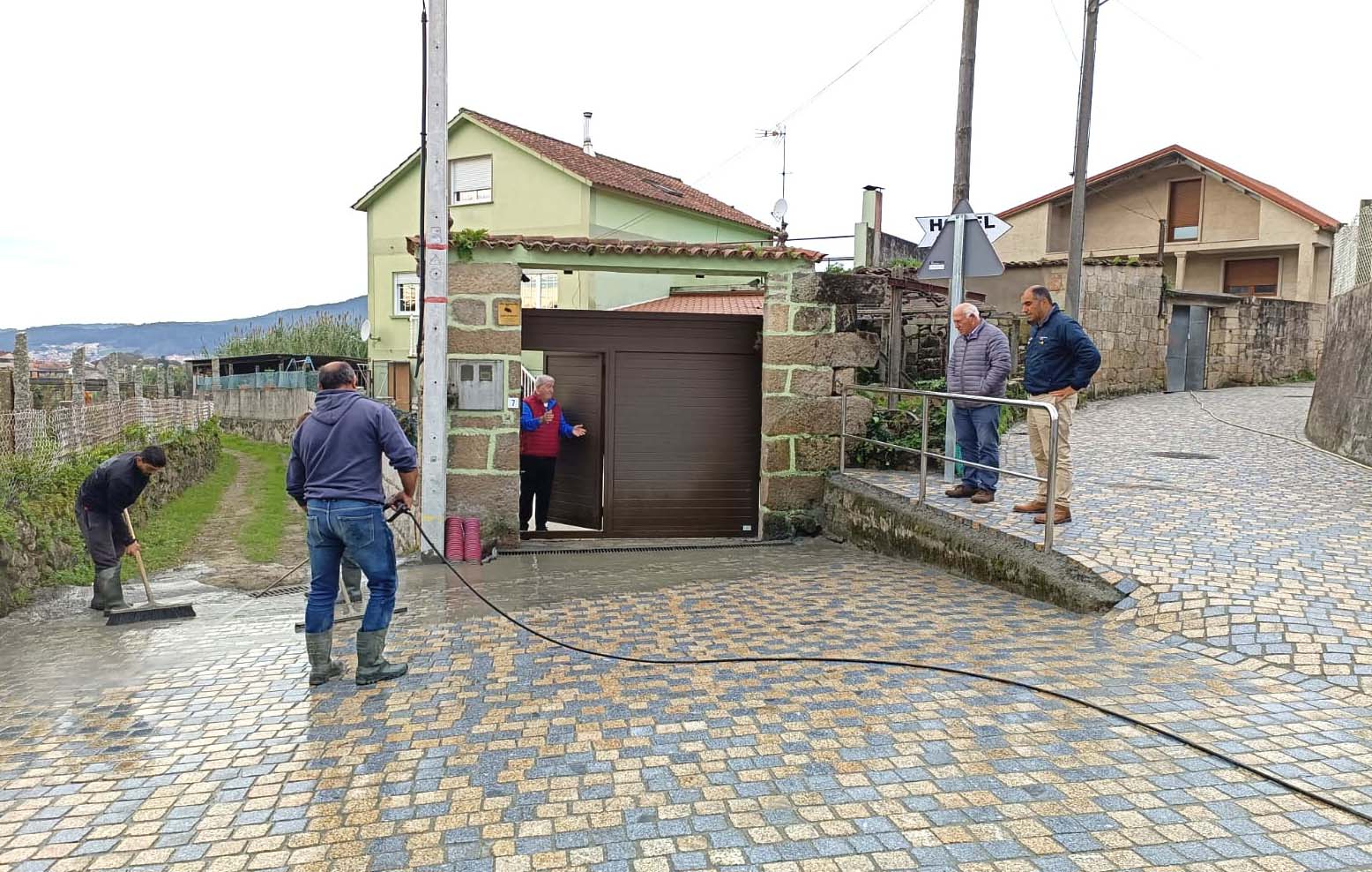 Nuevo pavimento en el Camiño Paradela, en Liñares