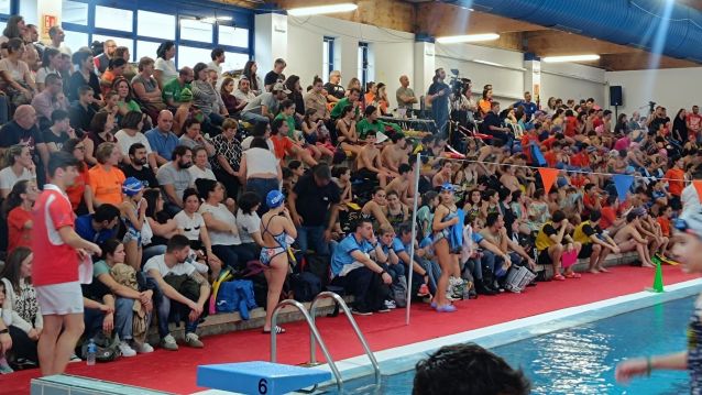 Público en las gradas de la piscina durante el IV Trofeo Caldas Vila Termal Público en las gradas de la piscina durante el IV Trofeo Caldas Vila Termal