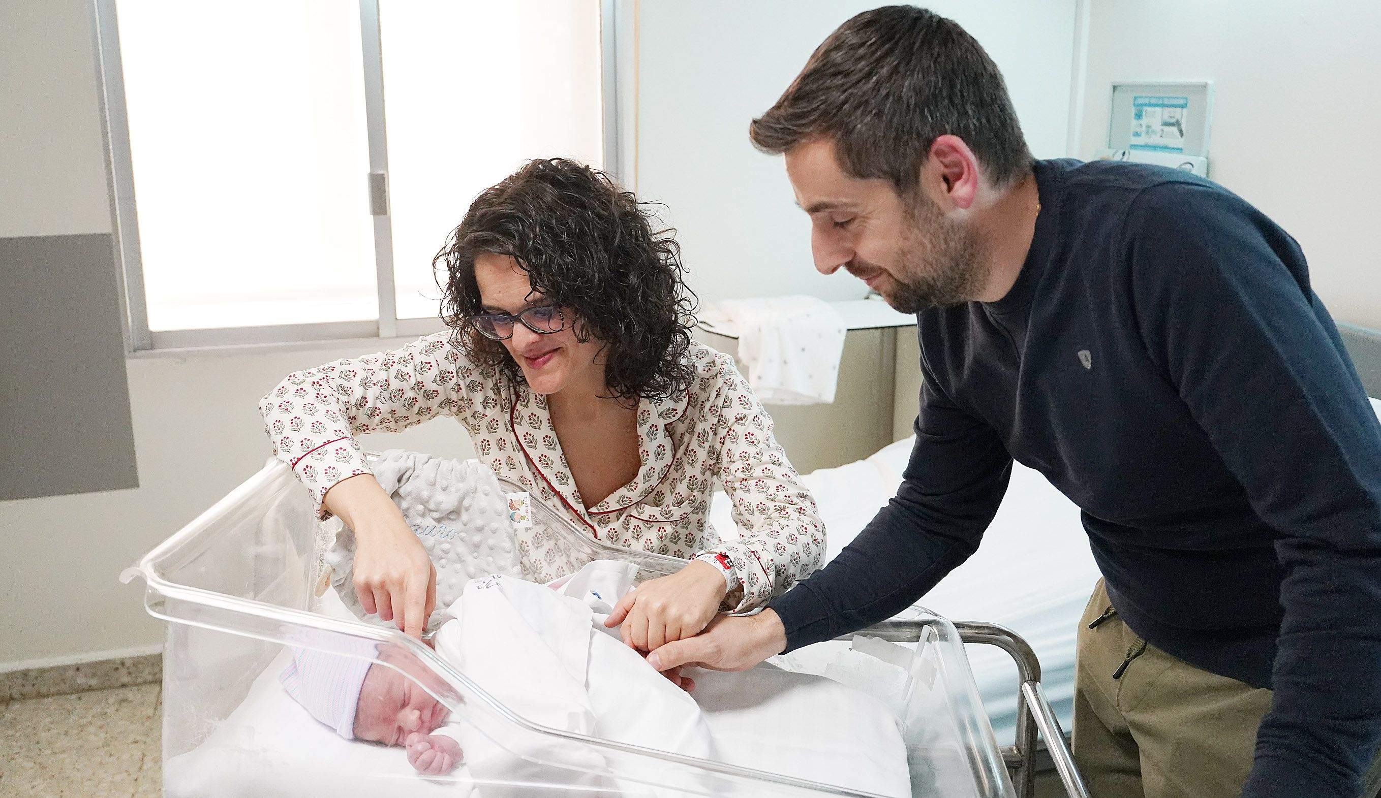 Mauro Estévez Álvarez, primer bebé del año en Galicia, con sus padres, Andrea Estévez y César Álvarez