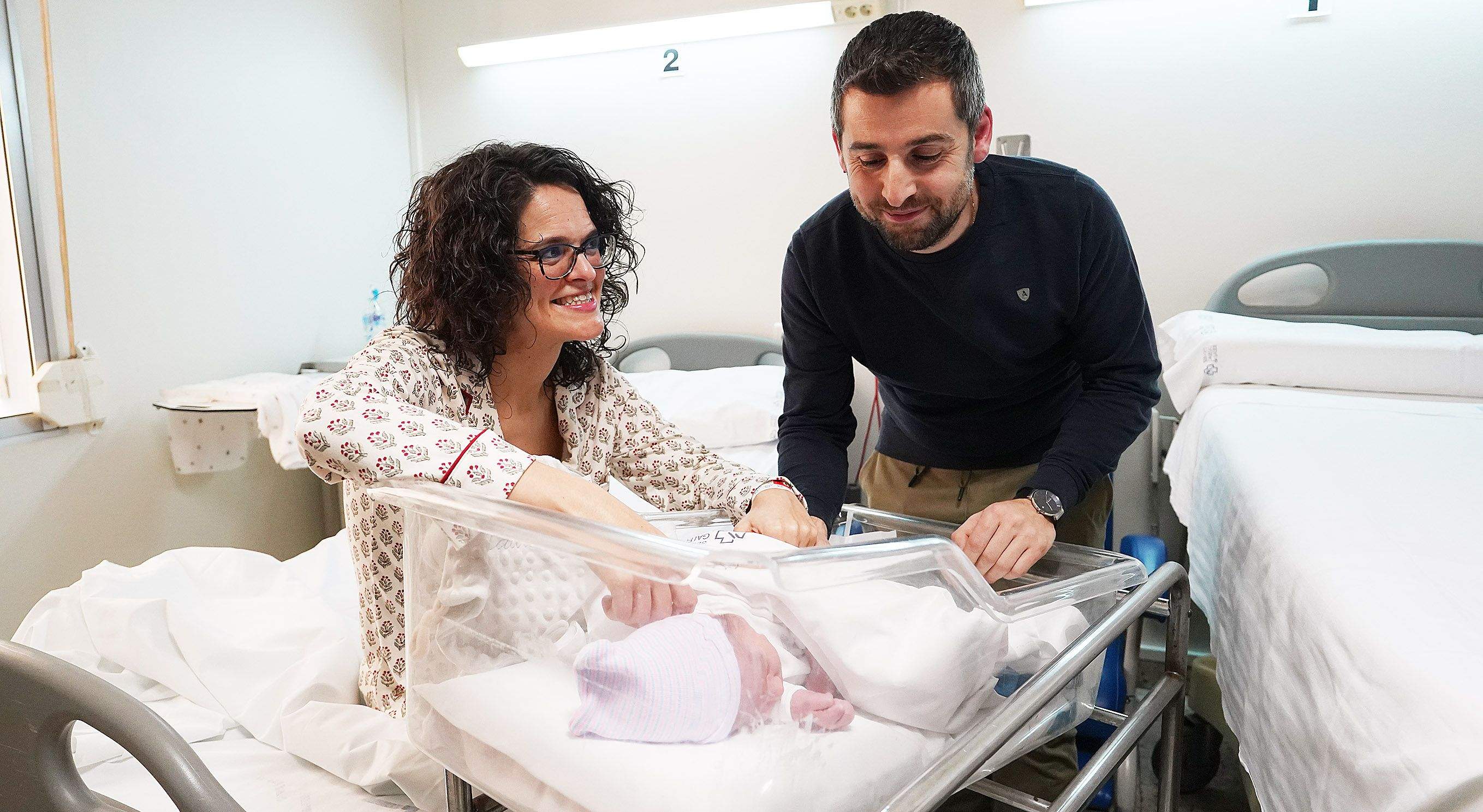 Mauro Estévez Álvarez, primer bebé del año en Galicia, con sus padres, Andrea Estévez y César Álvarez Mauro Estévez Álvarez, primer bebé del año en Galicia, con sus padres, Andrea Estévez y César Álvarez