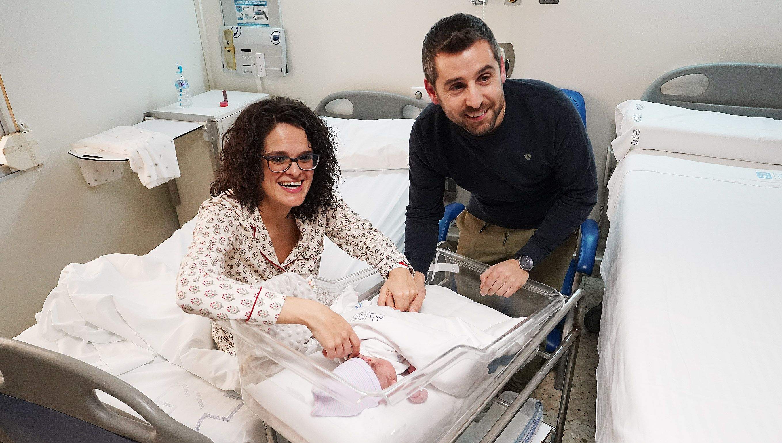 Mauro Estévez Álvarez, primer bebé del año en Galicia, con sus padres, Andrea Estévez y César Álvarez Mauro Estévez Álvarez, primer bebé del año en Galicia, con sus padres, Andrea Estévez y César Álvarez