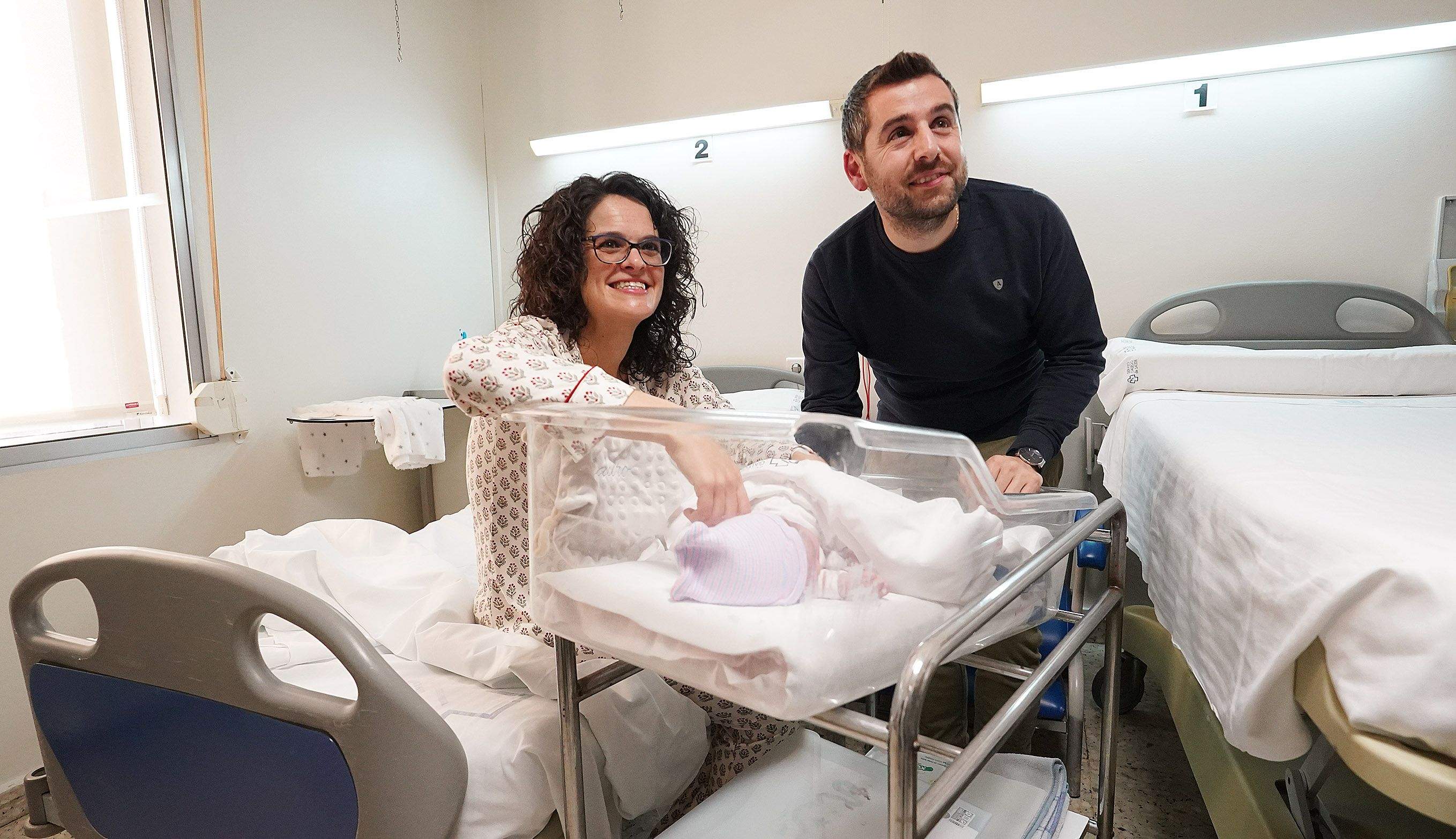Mauro Estévez Álvarez, primer bebé del año en Galicia, con sus padres, Andrea Estévez y César Álvarez Mauro Estévez Álvarez, primer bebé del año en Galicia, con sus padres, Andrea Estévez y César Álvarez