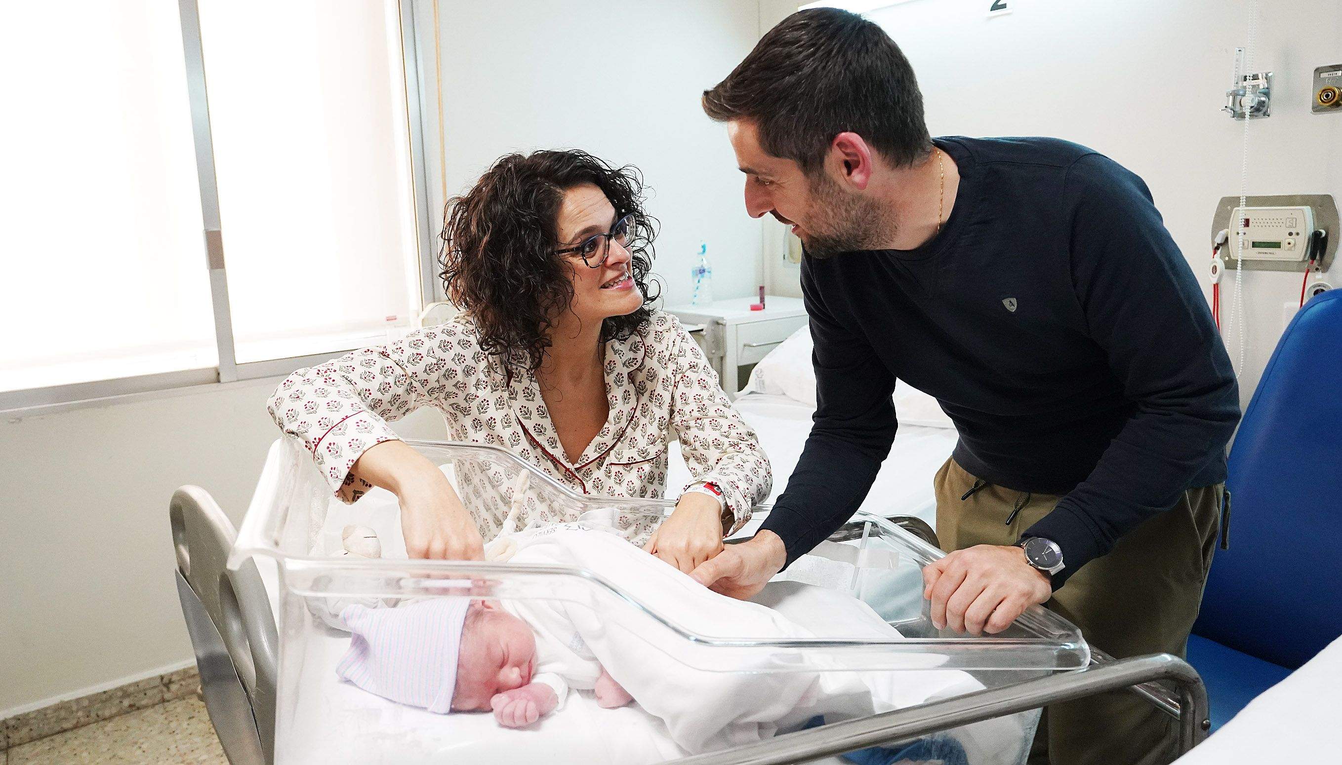 Mauro Estévez Álvarez, primer bebé del año en Galicia, con sus padres, Andrea Estévez y César Álvarez Mauro Estévez Álvarez, primer bebé del año en Galicia, con sus padres, Andrea Estévez y César Álvarez