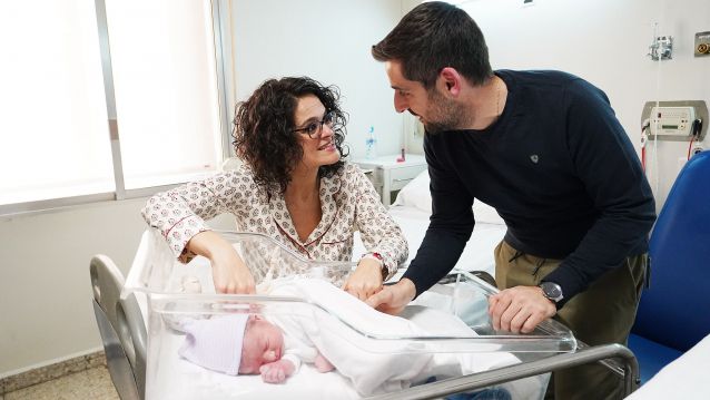 Mauro Estévez Álvarez, primeiro bebé do ano en Galicia, cos seus pais, Andrea Estévez e César Álvarez Mauro Estévez Álvarez, primeiro bebé do ano en Galicia, cos seus pais, Andrea Estévez e César Álvarez