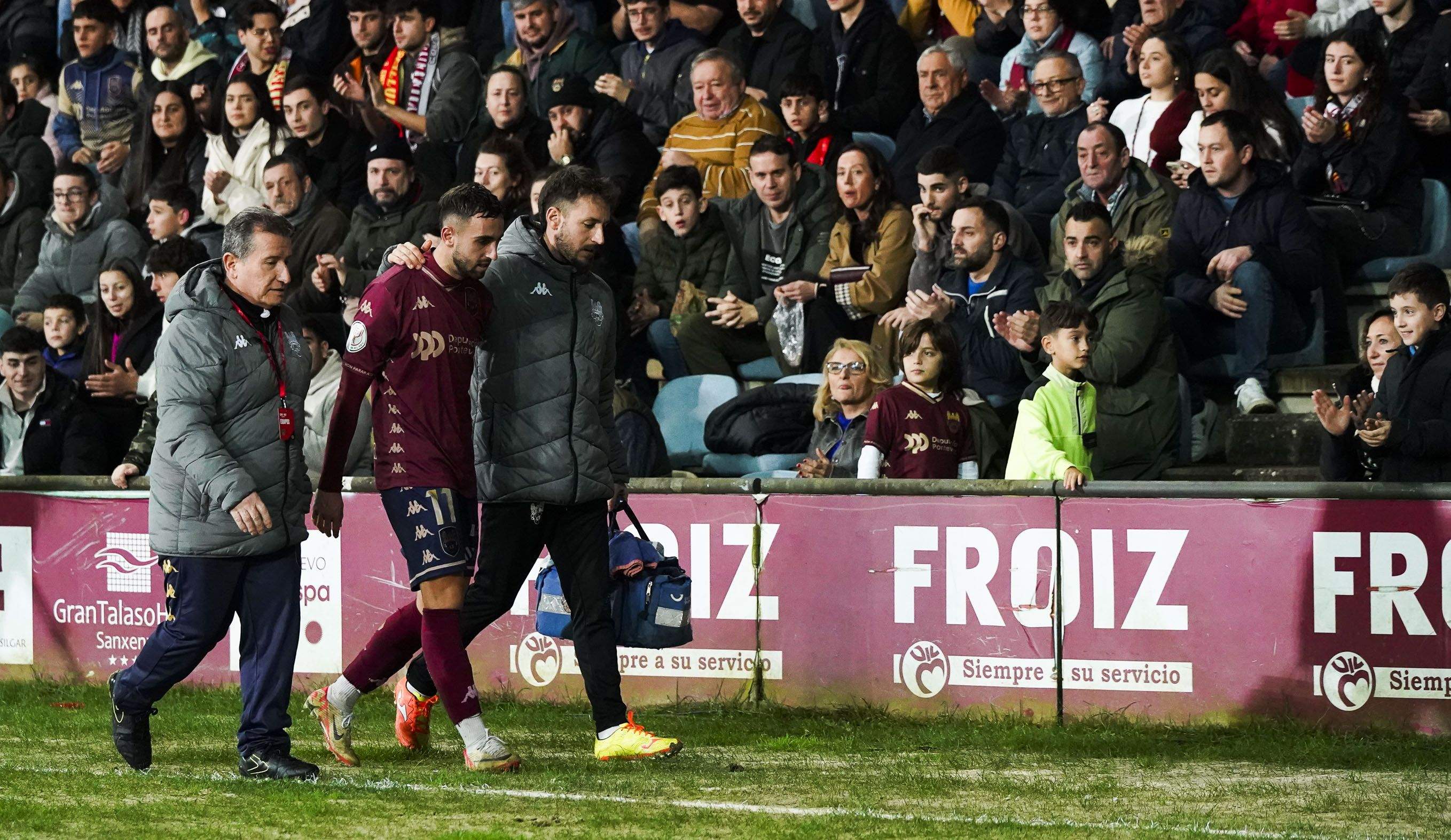 Chiqui, tras lesionarse en el partido de Copa del Rey entre Pontevedra y Mallorca en Pasarón