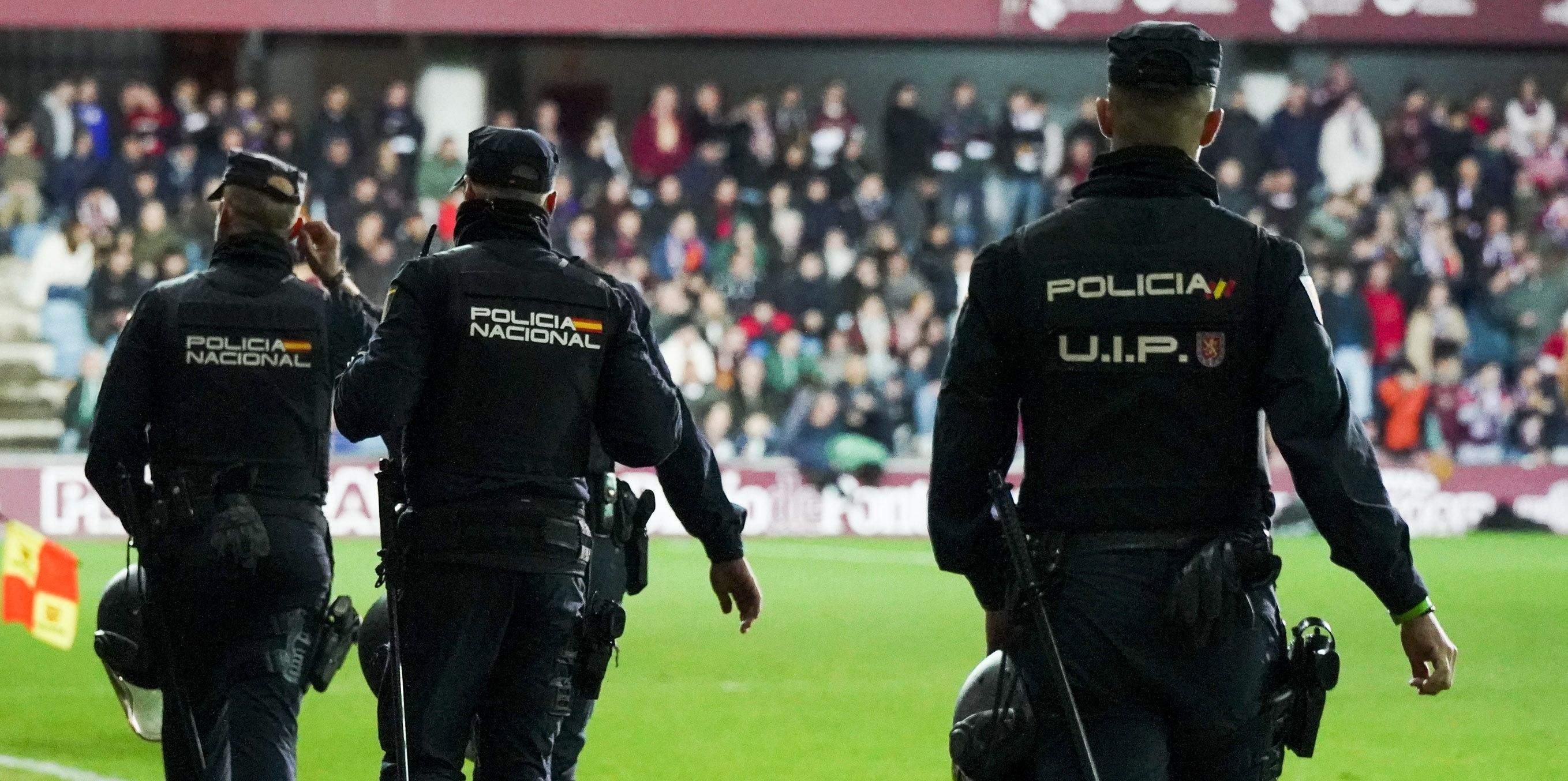 Agentes de la Policía Nacional en el partido de Copa del Rey entre Pontevedra y Mallorca en Pasarón