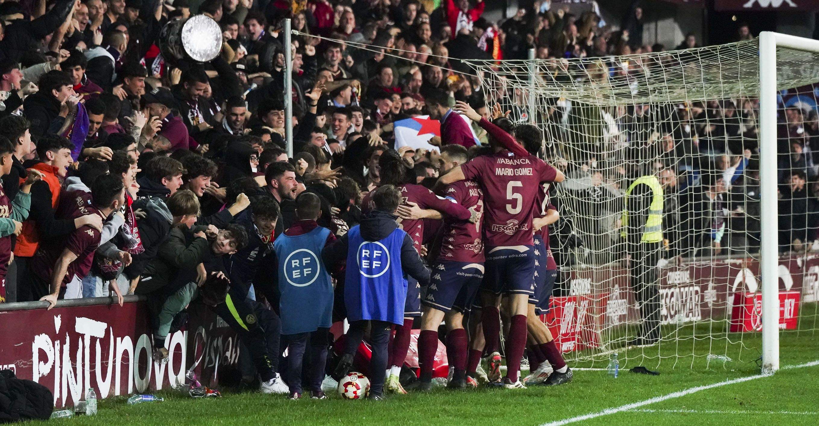 Partido de Copa del Rey entre Pontevedra y Mallorca en Pasarón