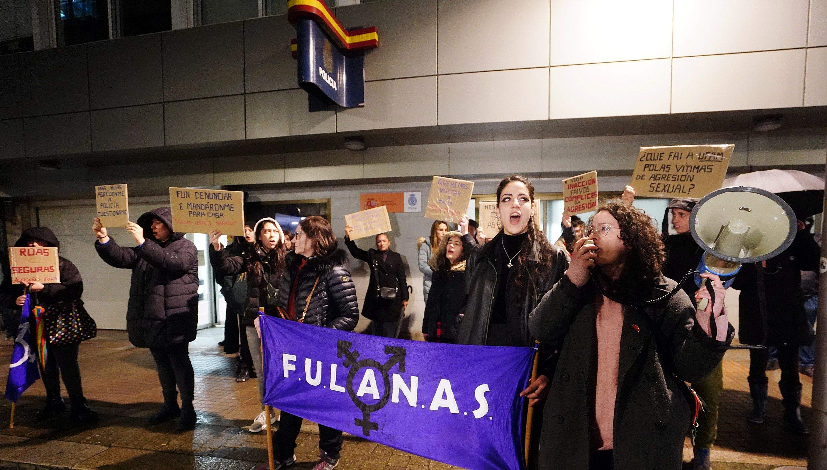 Concentración convocada por el colectivo Fulanas ante la Comisaría Provincial