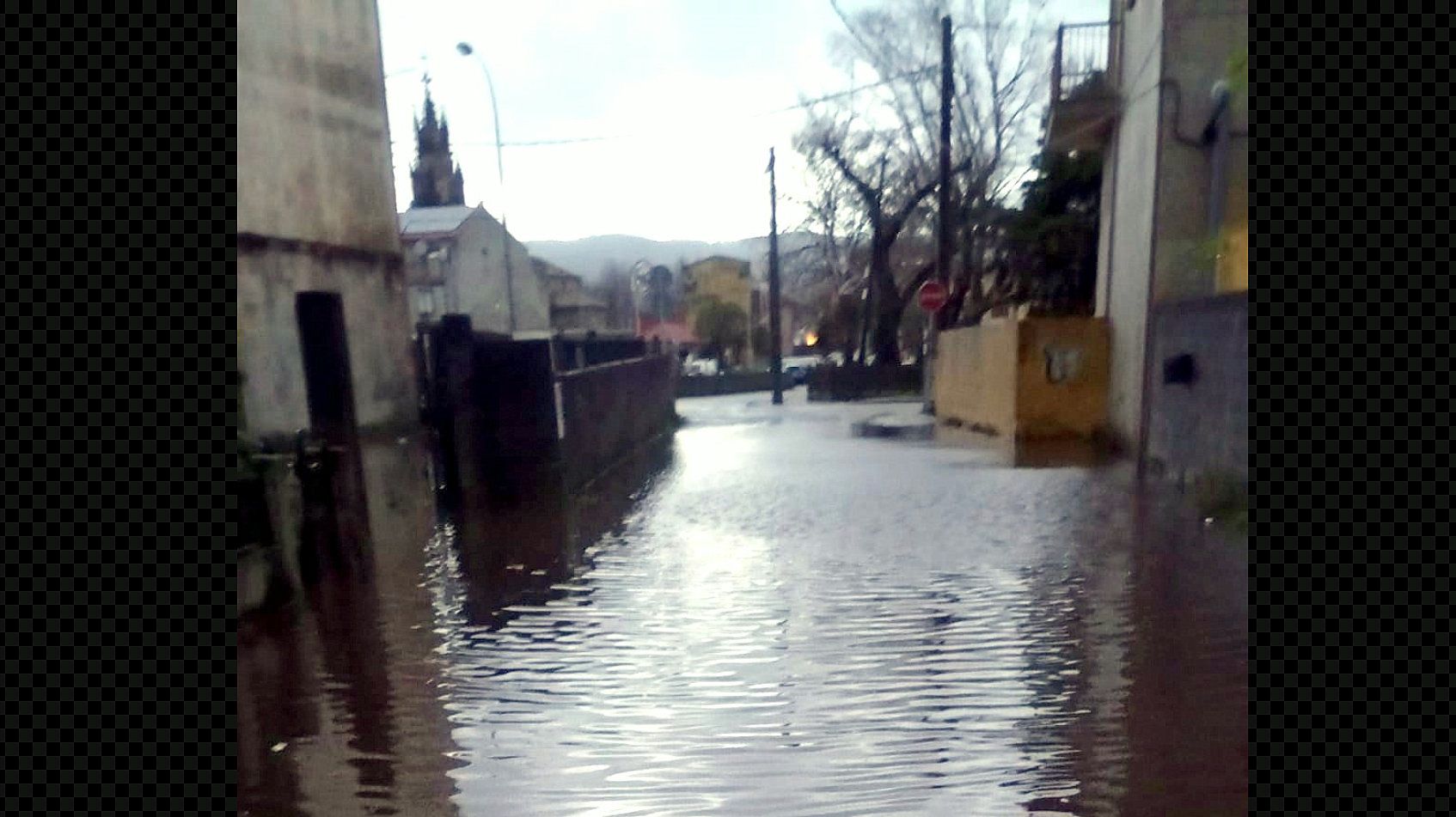 La Rúa do Santo en Lourizán asolagada este miércoles 8 de enero