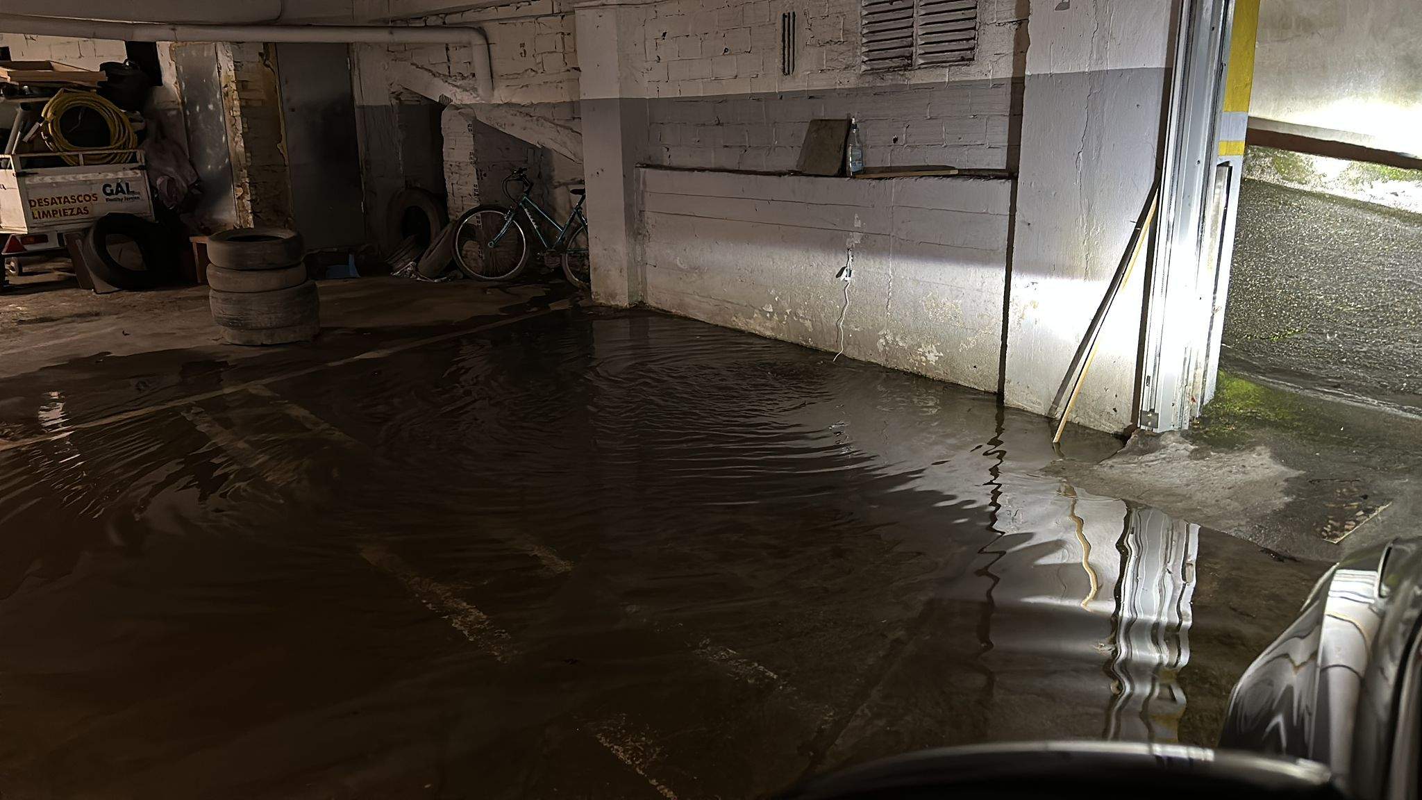 Garaje inundado en la calle Fernando Olmedo