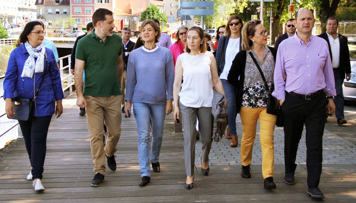 Paseo de Ana Pastor e Isabel García Tejerina por la avenida de Marín