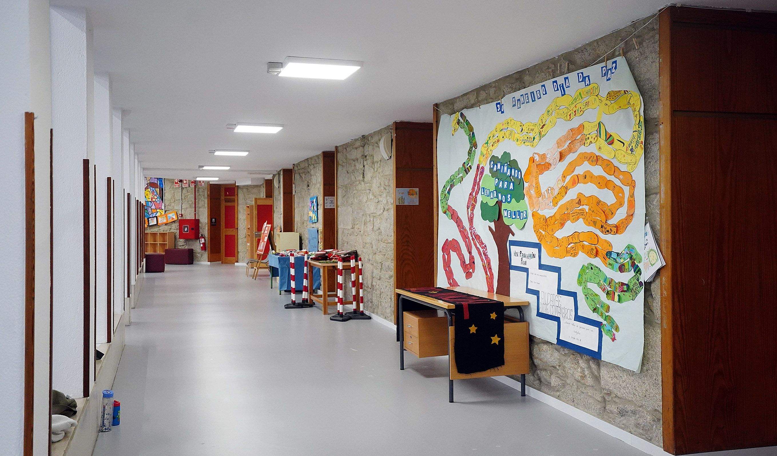 Corredores do CEIP Froebel tras a reforma