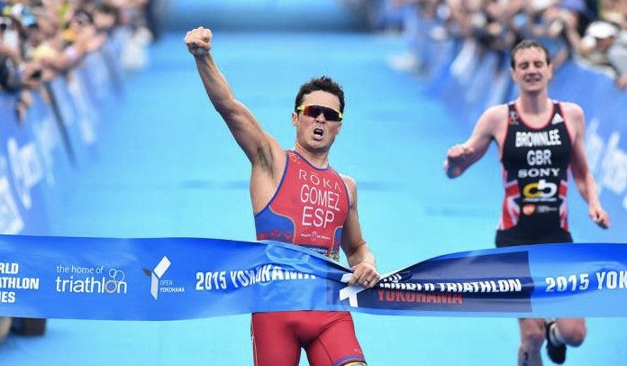 Gómez Noya entra triunfador na meta de Yokohama por diante de Alistair Brownlee