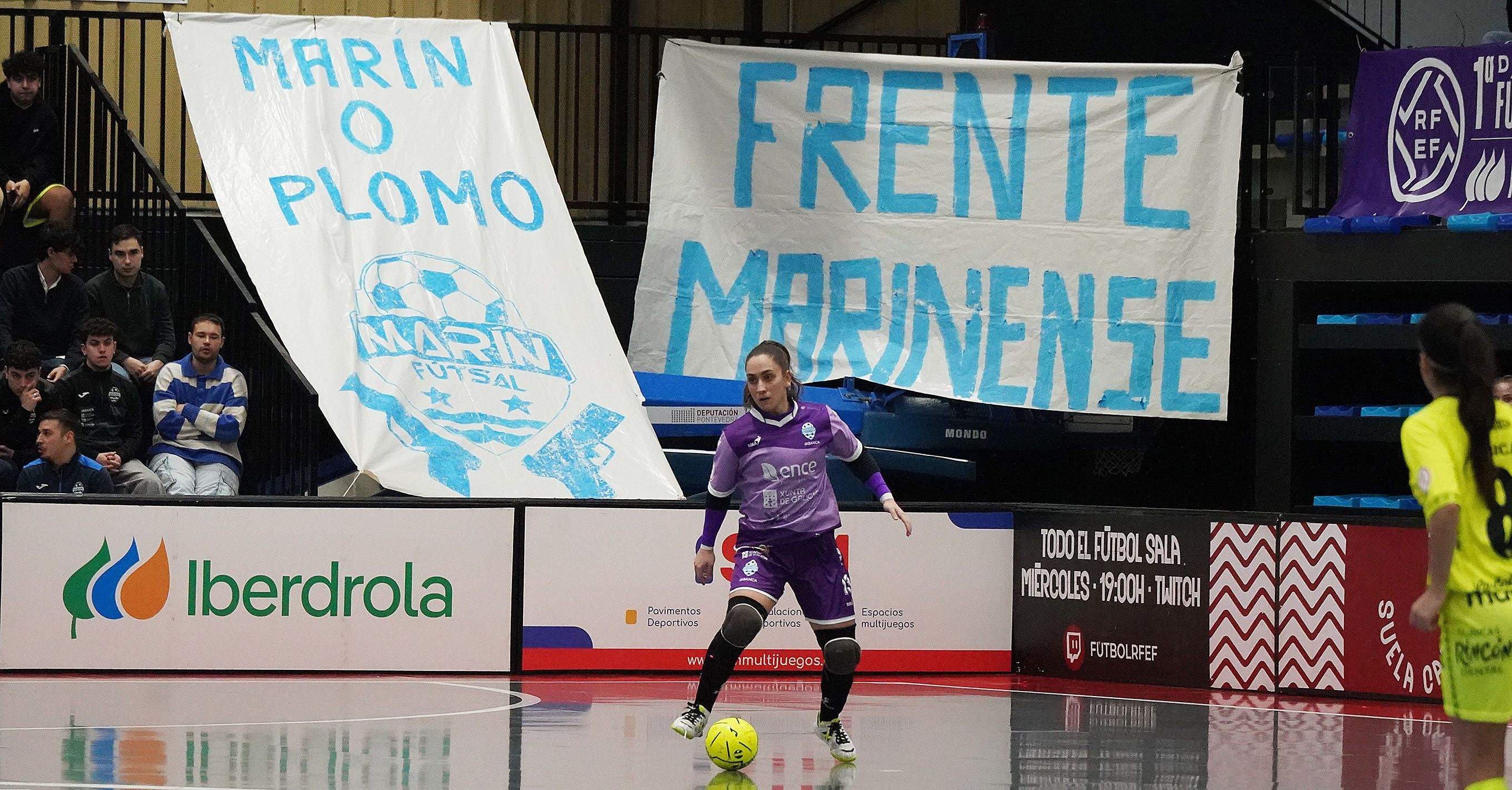 Partido entre el Marín Futsal y el Atlético Torcal en A Raña
