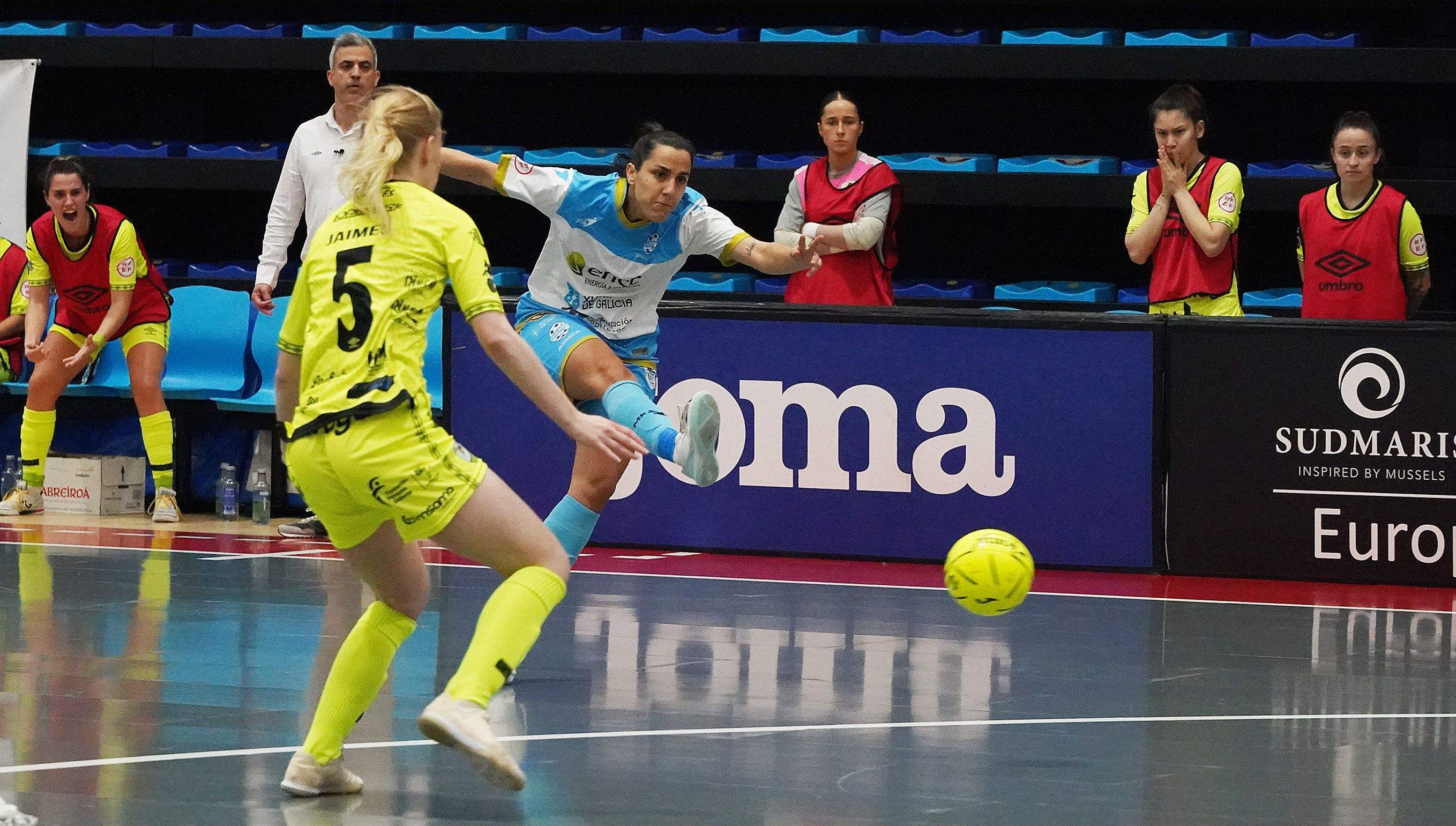 Partido entre el Marín Futsal y el Atlético Torcal en A Raña