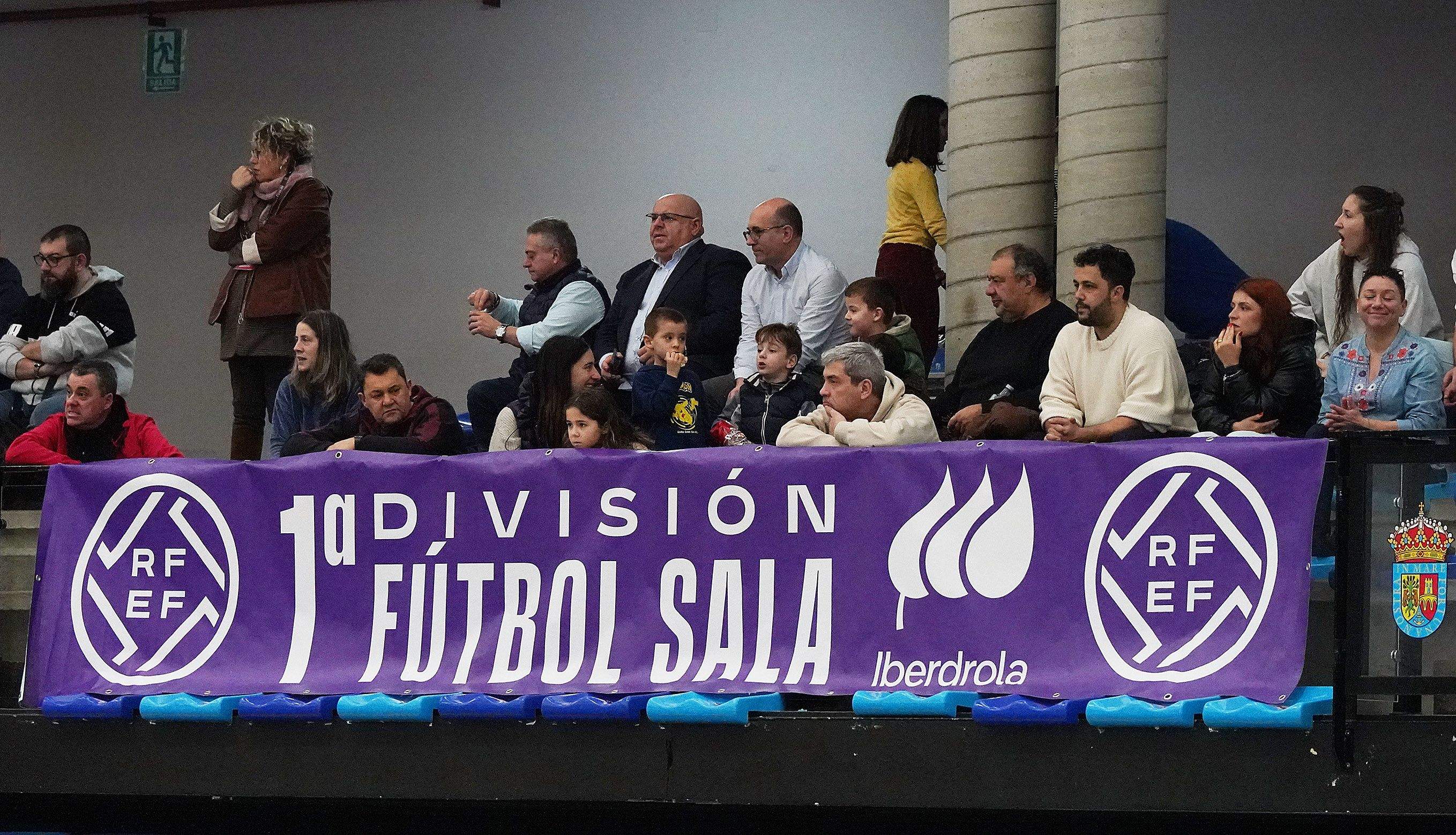 Partido entre el Marín Futsal y el Atlético Torcal en A Raña