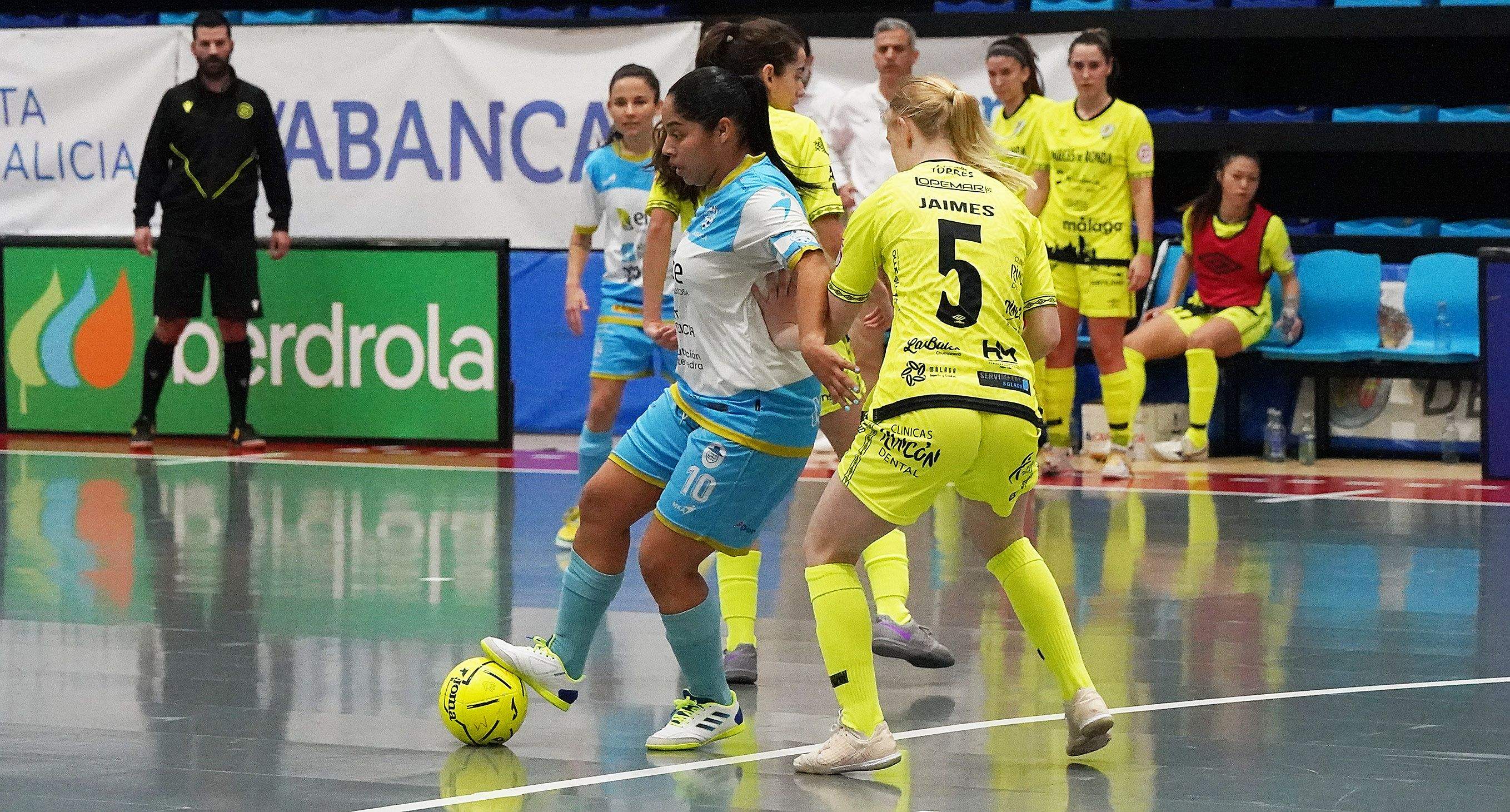Partido entre el Marín Futsal y el Atlético Torcal en A Raña