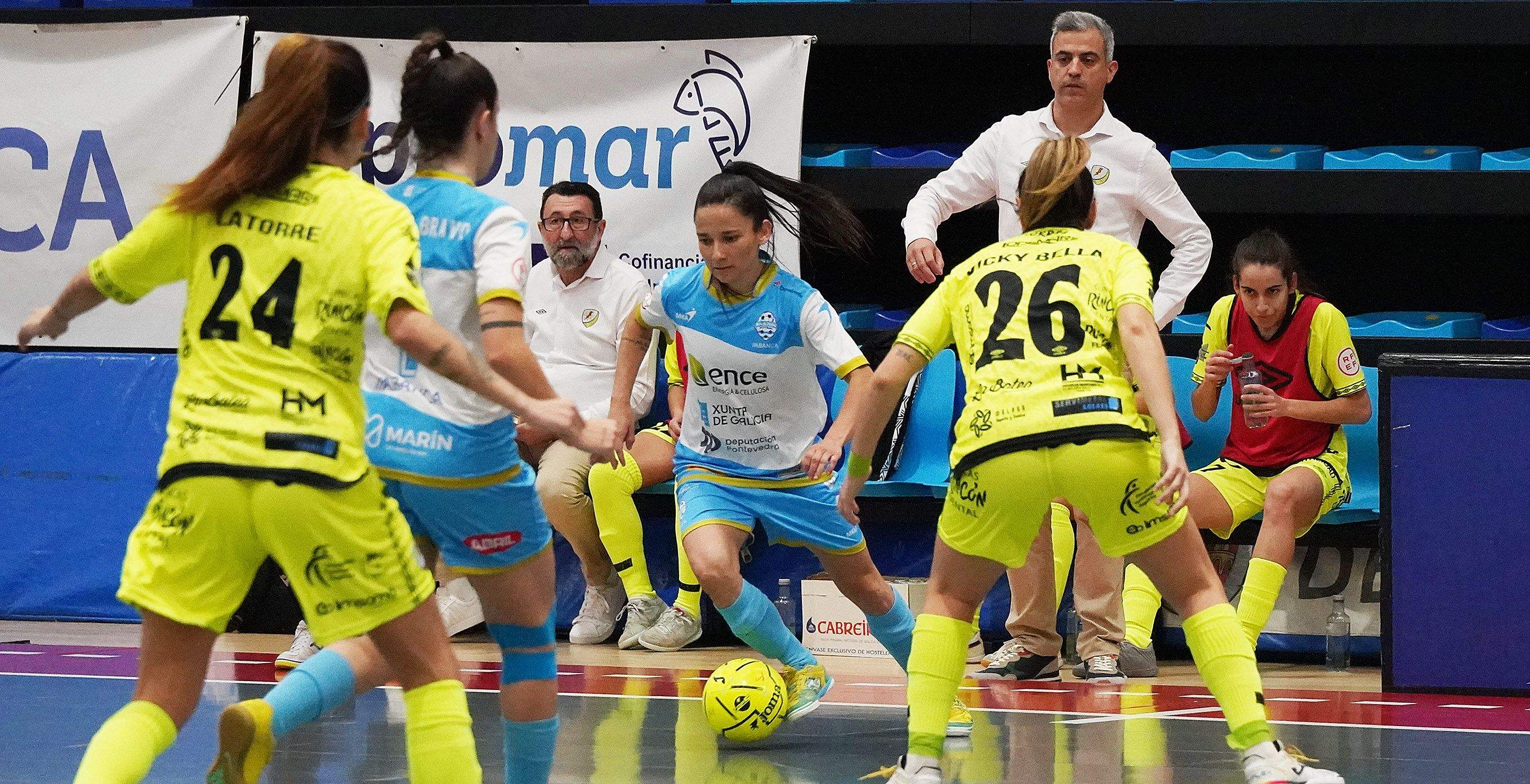 Partido entre el Marín Futsal y el Atlético Torcal en A Raña