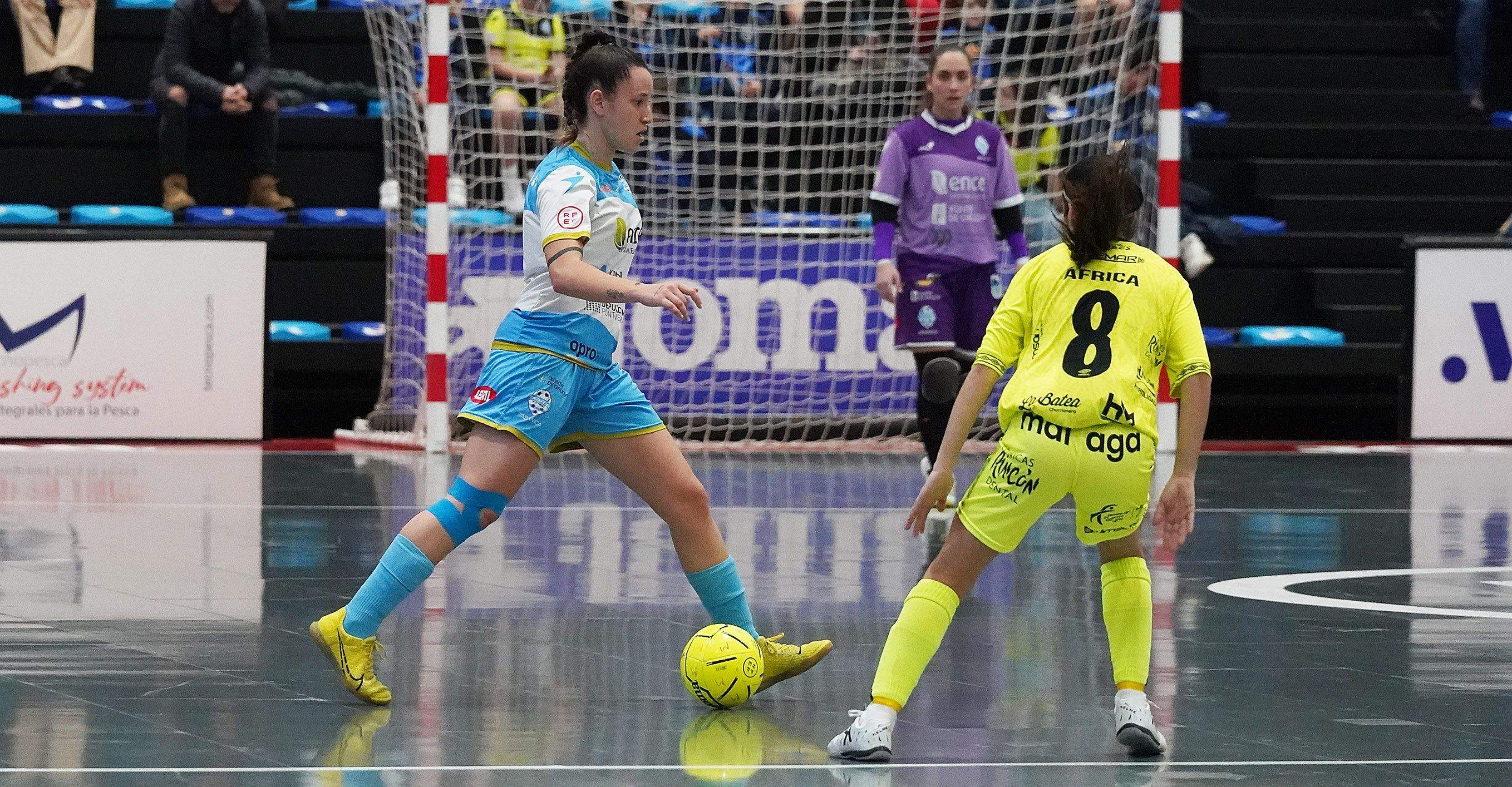 Partido entre el Marín Futsal y el Atlético Torcal en A Raña