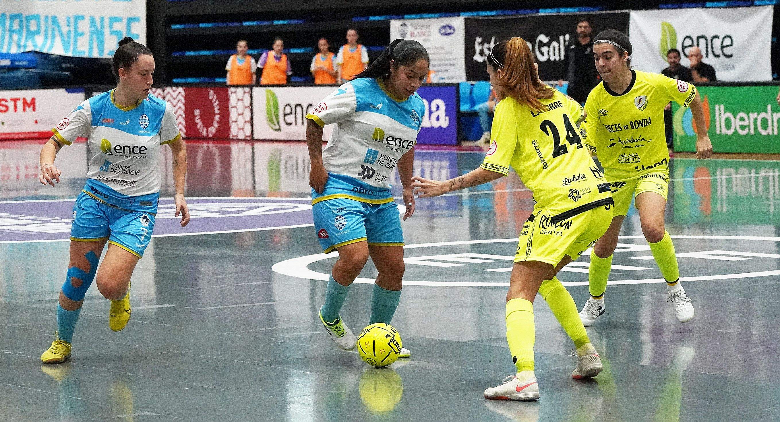 Partido entre el Marín Futsal y el Atlético Torcal en A Raña