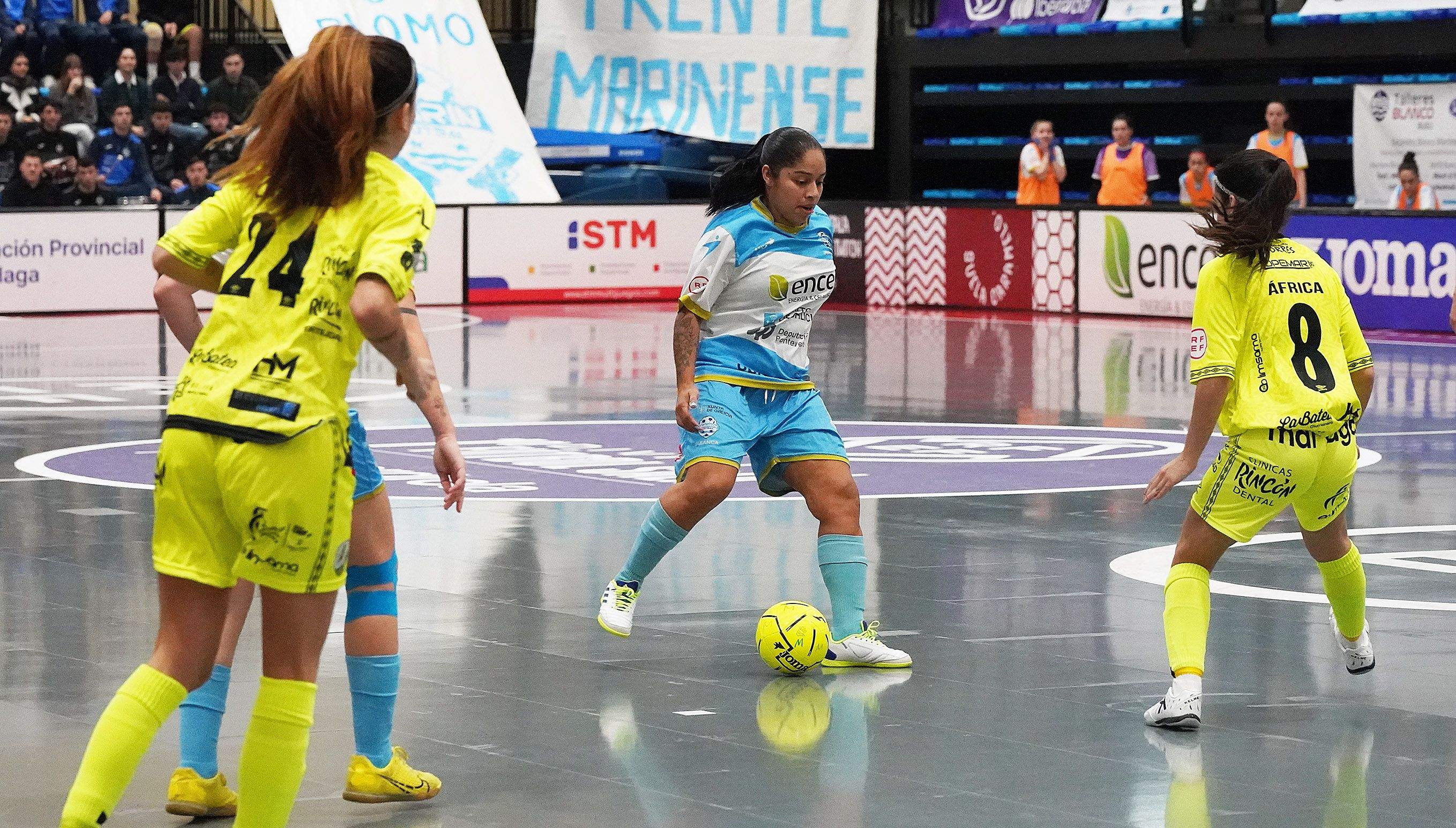 Partido entre el Marín Futsal y el Atlético Torcal en A Raña
