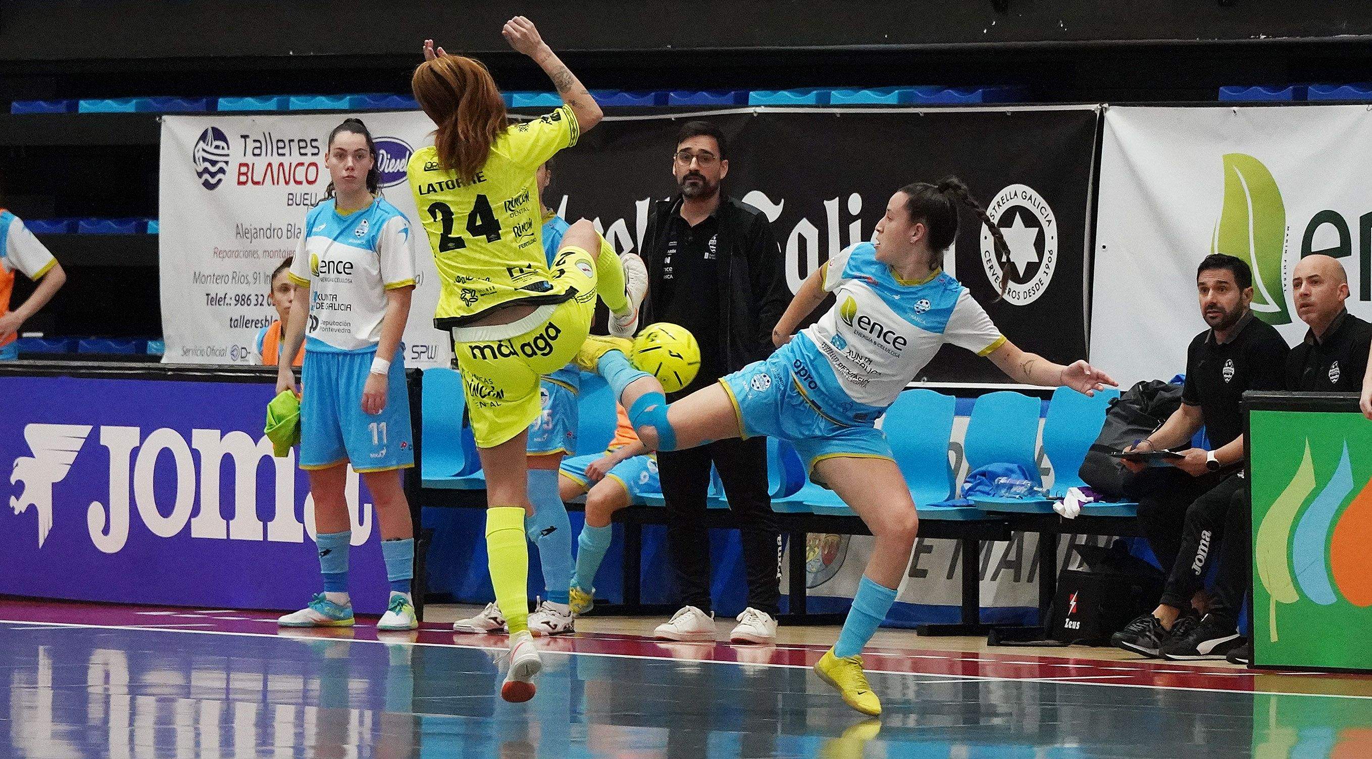 Partido entre el Marín Futsal y el Atlético Torcal en A Raña