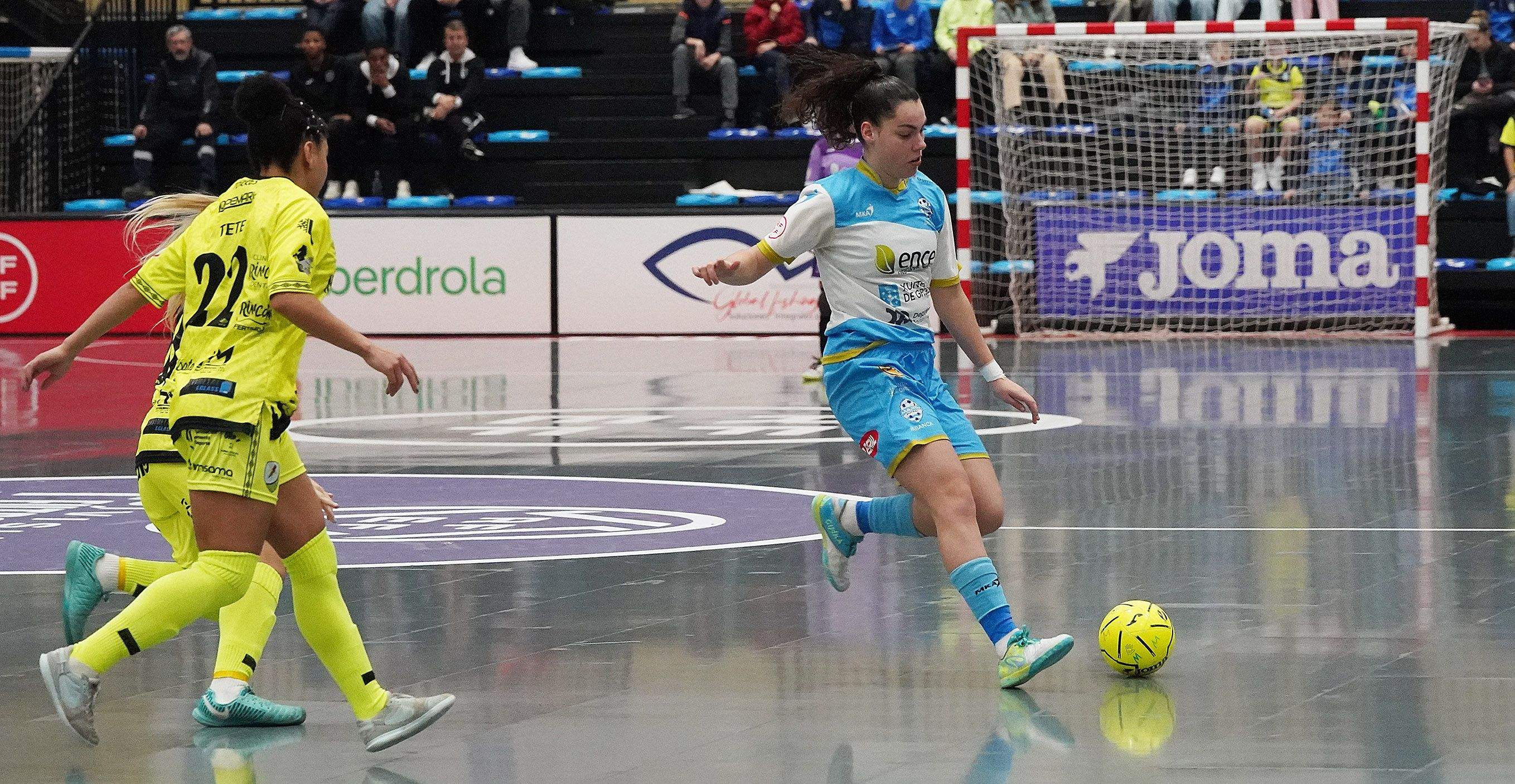 Partido entre el Marín Futsal y el Atlético Torcal en A Raña