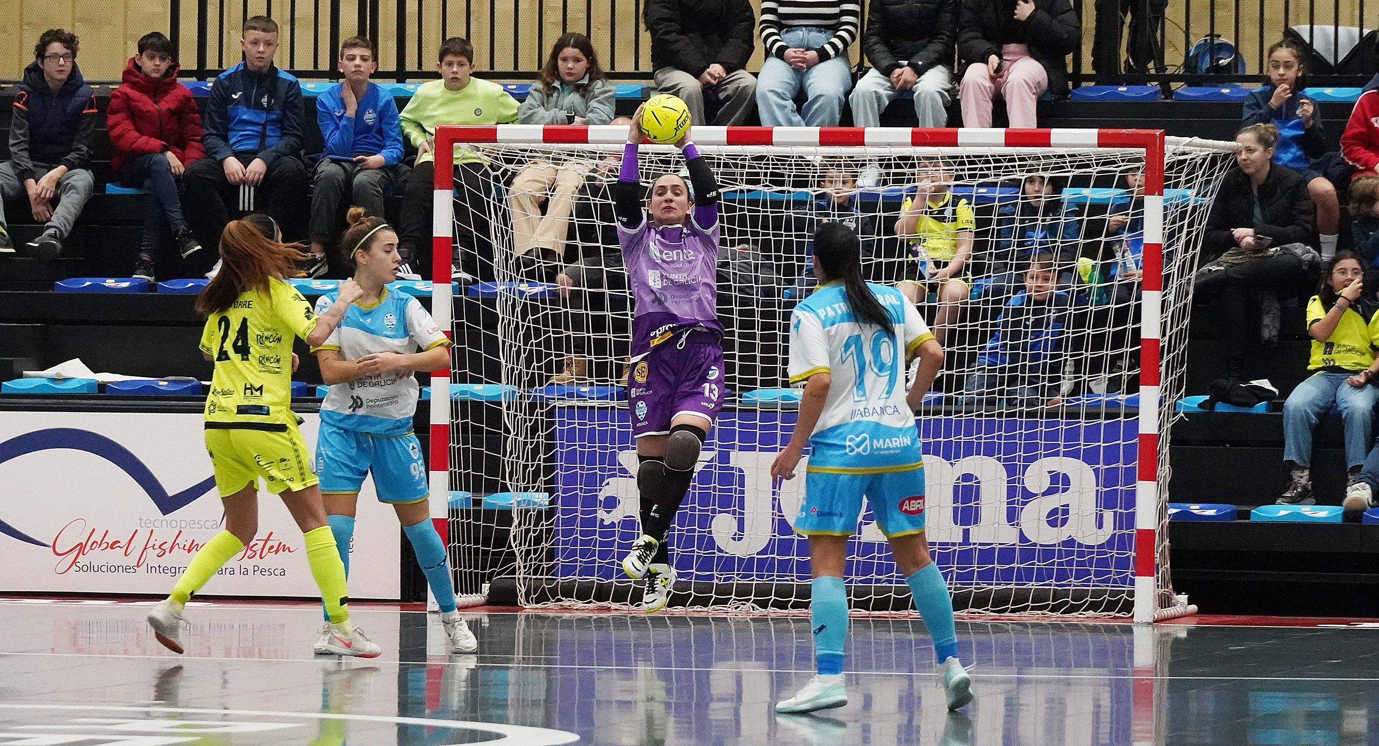 Partido entre el Marín Futsal y el Atlético Torcal en A Raña