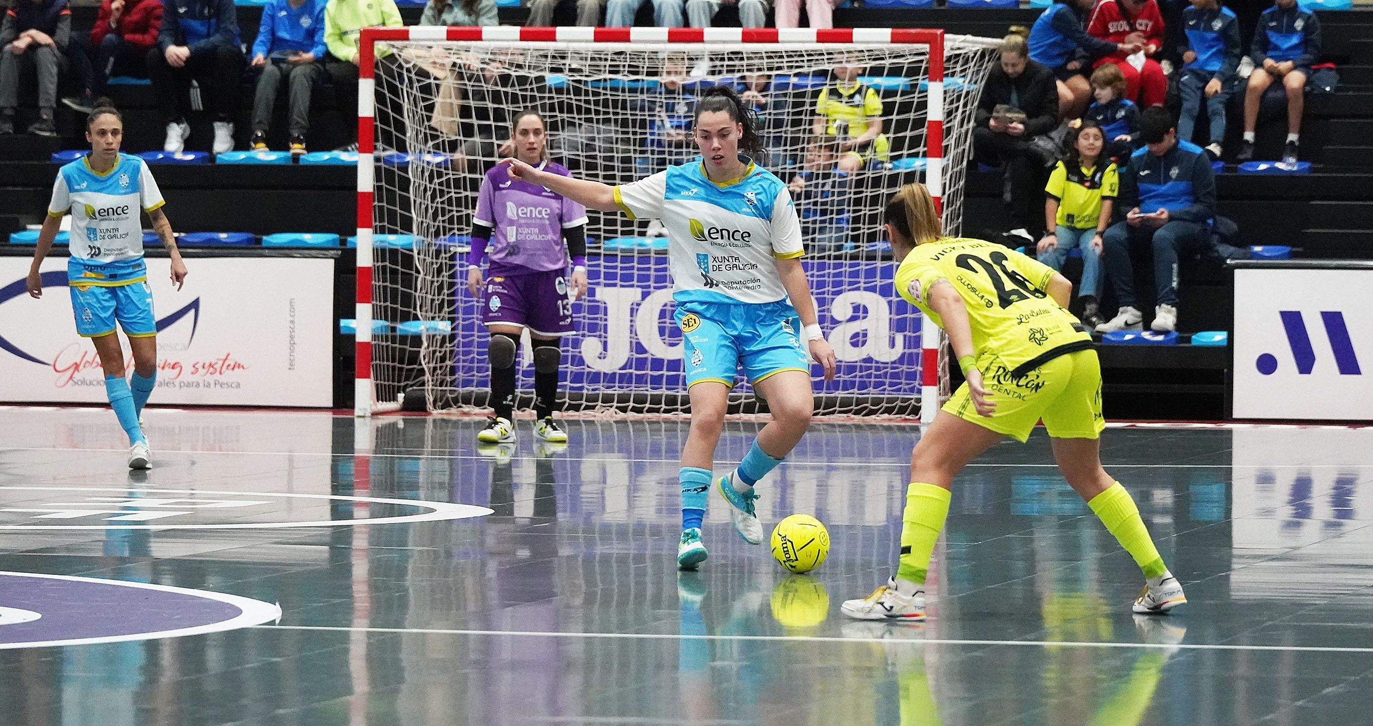 Partido entre el Marín Futsal y el Atlético Torcal en A Raña