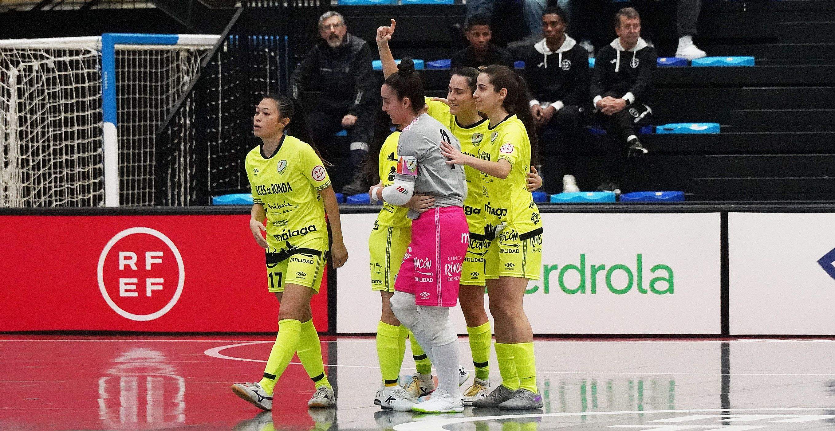 Partido entre el Marín Futsal y el Atlético Torcal en A Raña