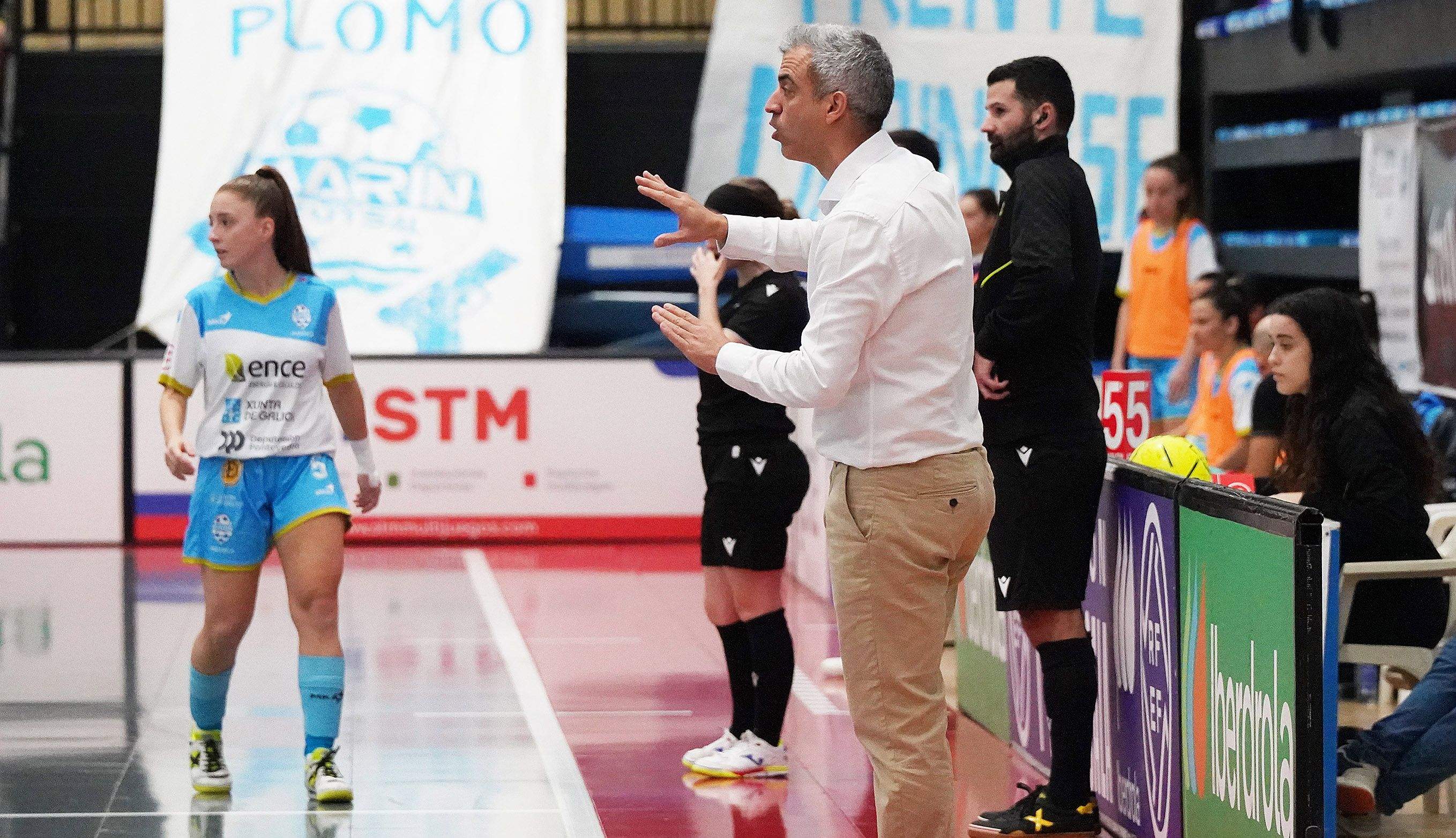 Partido entre el Marín Futsal y el Atlético Torcal en A Raña