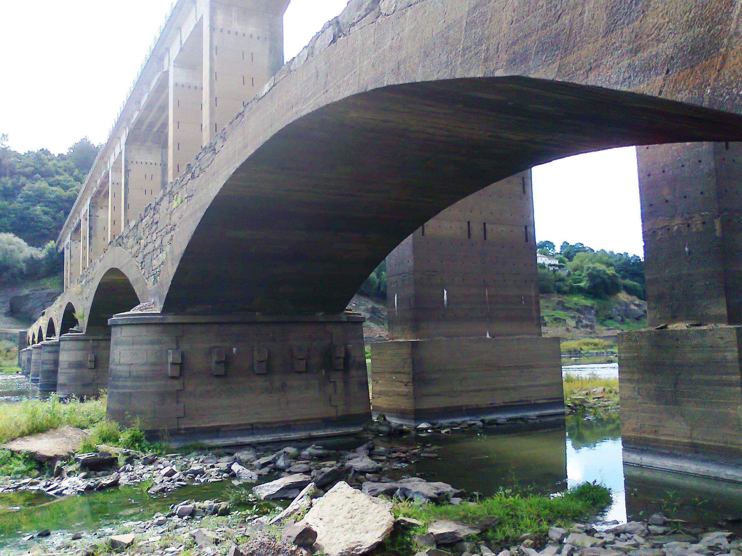 Antiga ponte de Portomarín debaixo da actual