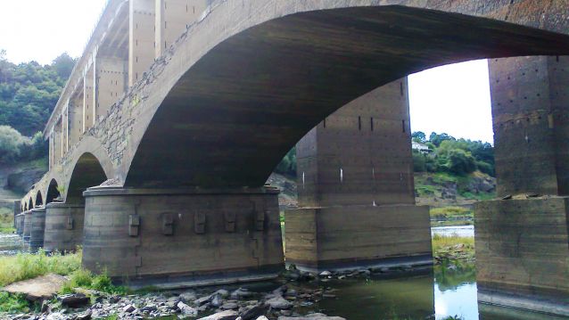 Antiga ponte de Portomarín debaixo da actual