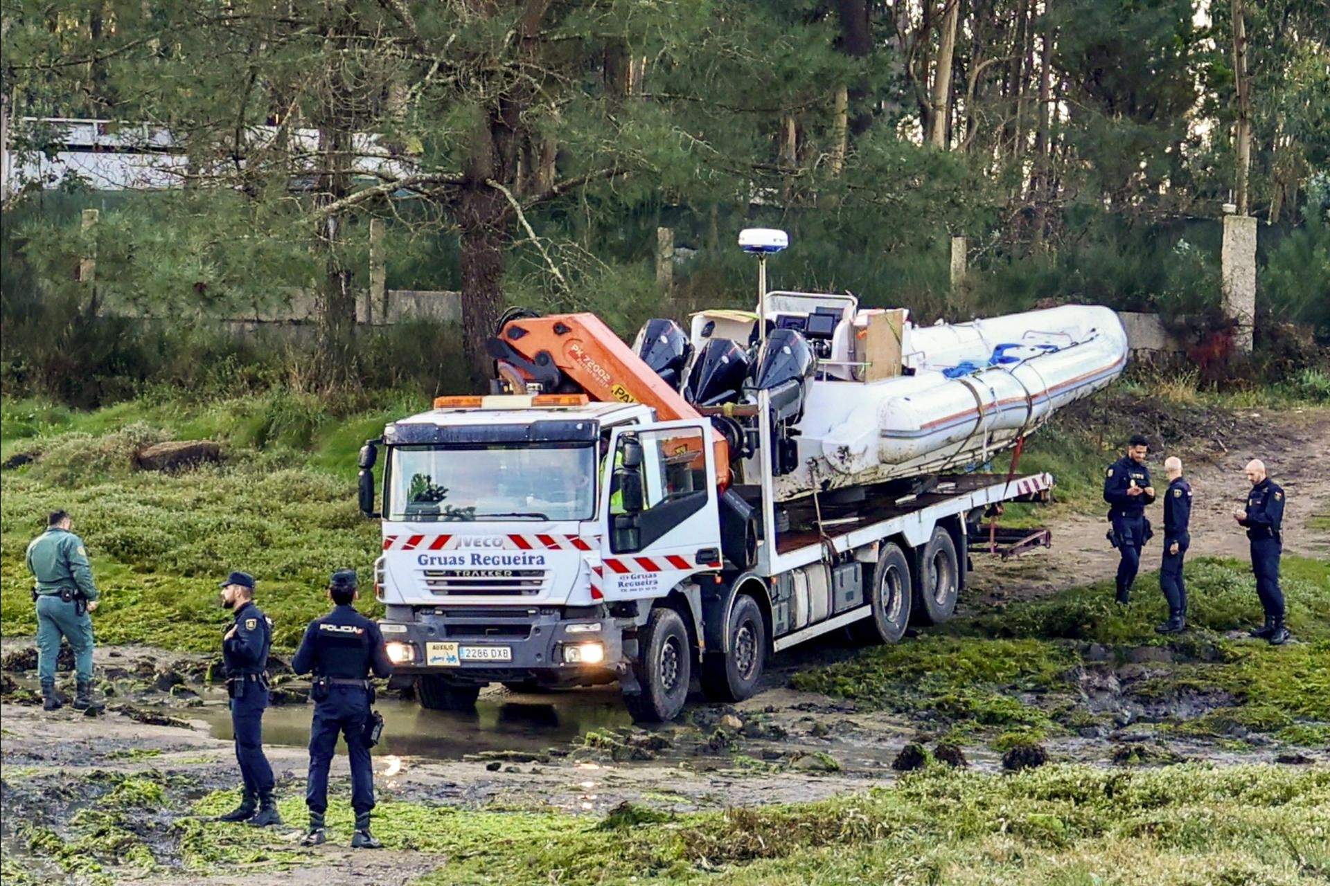 Retiran la planeadora que apareció varada en Vilanova